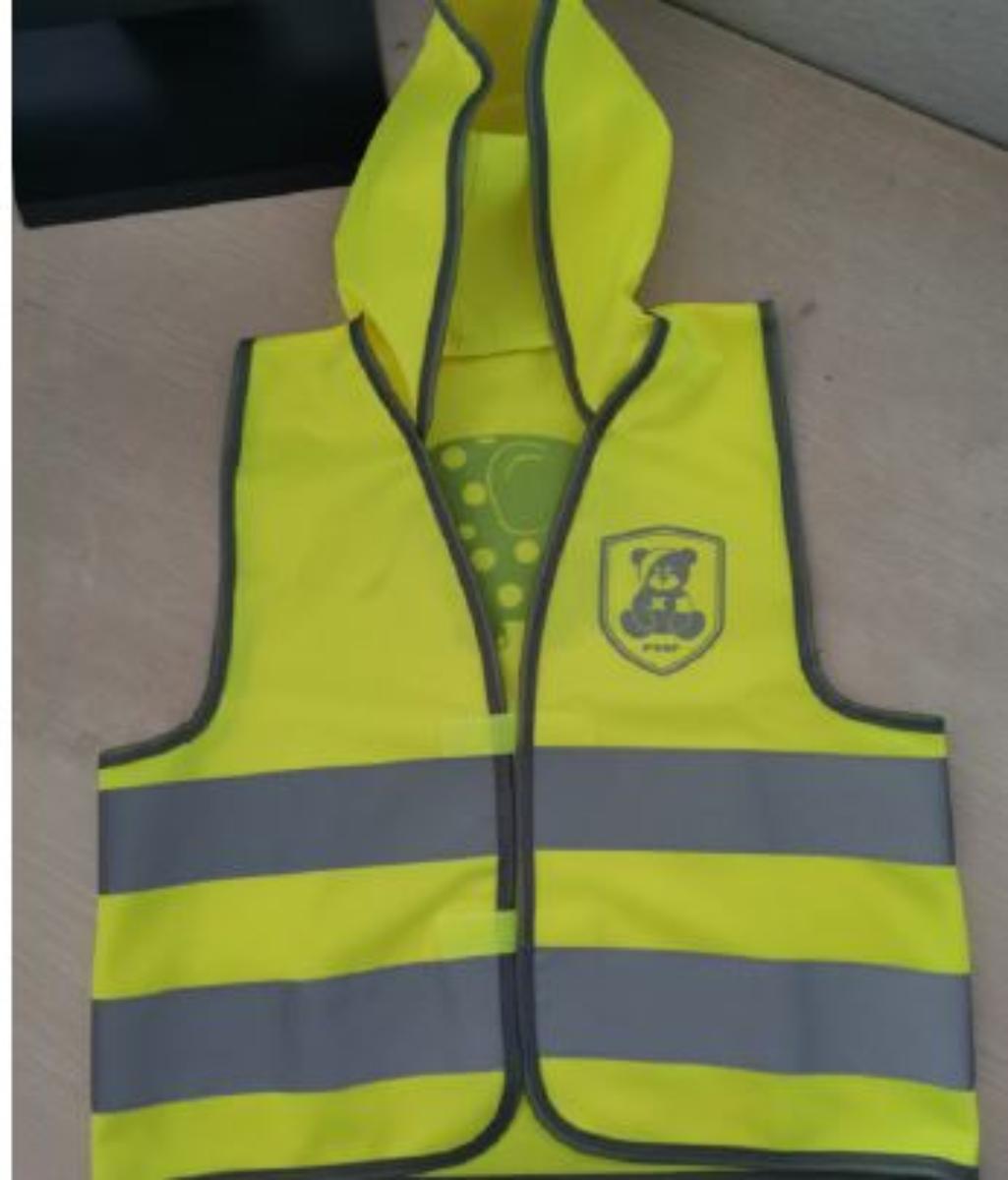 Weste, in Kindergröße M, Foto siehe Anlage,
- aus ca. 0,4 mm dicken, einfarbigen Gewirken aus laut Antrag 100 % Polyester
  (synthetische Chemiefasern),
- über die Taille reichend (Rückenlänge: ca. 50 cm),
- mit einer Kapuze,
- vorn mit einer durchgehenden Öffnung, mit Klettverschluss von links über rechts
  (Knabenkleidung),
- ärmellos, mit weiten Armausschnitten,
- mit mehreren aufgenähten, ca. 5 cm breiten, reflektierenden Streifen aus Geweben ausgestattet,
- mit aufgedruckten, reflektierenden Motiven verziert,
- an allen Rändern mit Gewirkestreifen eingefasst.

"Weste, aus Gewirken, aus Chemiefasern, für Knaben"