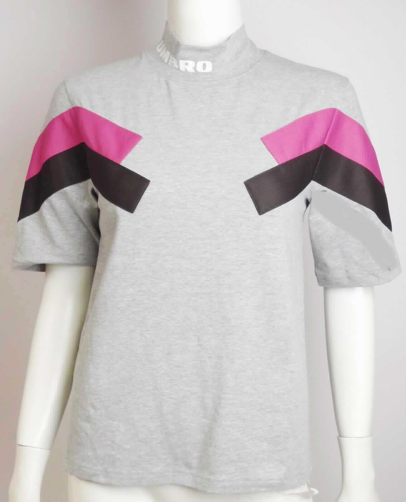 Pulloverähnliches Kleidungsstück, sog. Umbro Chevron Crew Tee UMTL0018, Größe S, Foto siehe Anlage,
- aus ca. 0,6 mm dicken, buntgewirkten Gewirken (melierte Garne) aus laut Antrag 95 % Baumwolle und 
  5 % Elasthan (synthetische Chemiefasern),
- über die Taille reichend (Rückenlänge: ca. 58 cm),
- mit einem angesetzten, hohen Kragen (somit kein T-Shirt),
- ohne Hinweise auf den Trägerkreis (unisex),
- mit kurzen Ärmeln,
- mit aufgenähten Zuschnitten aus ca. 0,8 mm dicken, verschiedenen einfarbigen Gewirken verziert (somit kein 
  Unterziehpulli),
- am unteren Rand durch Umschlagen und Festnähen gesäumt.

"Pulloverähnliches Kleidungsstück, aus Gewirken, aus Baumwolle, kein Unterziehpulli, für Frauen"