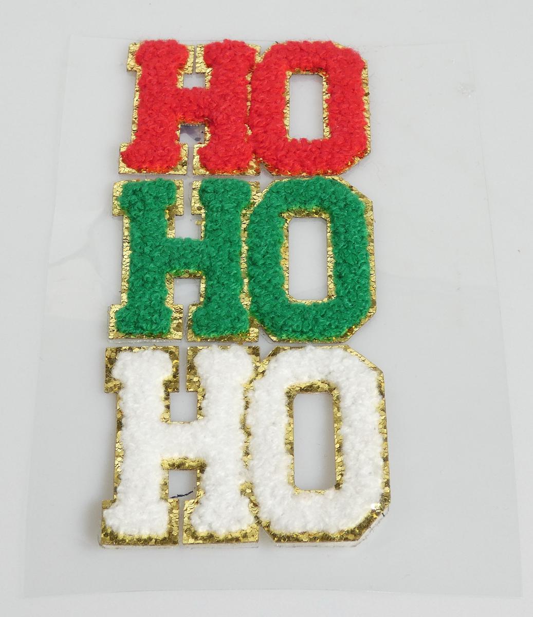 Nach den Angaben der Antragstellerin und dem vorgelegten Warenmuster handelt es sich um sog. Weihnachten Bouclé Sticker.
 Dabei handelt es sich um drei Sticker (jeweils ca. 5﻿,﻿5 cm x 4﻿,﻿5 cm), die jeweils aus einem getufteten Gewebe mit einer (klebenden) Kunststofffolie sowie einer goldenen Kunststofffolie mit Glitzerpartikeln hergestellt sind. 
Die drei Sticker stellen jeweils das Wort "Ho" in den Farben rot, grün bzw. weiß dar und bilden gemeinsam den weihnachtlichen Schriftzug "Ho, Ho, Ho".  
Die Sticker sind untereinander auf einer Kunststofffolie aufgebracht und in einem Polybag mit Headercard aufgemacht.

Zolltarifrechtlich handelt es sich um einen Weihnachtsfestartikel, nicht aus Glas.