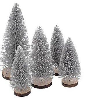 Nachbildung von Nadelbäumen (Tannen), sog. Deko-Tannenbäume aus Kunststoff, mit Glitter (5er-Set),
Foto siehe Anlage,
- mit einem Stamm aus zwei zusammengedrehten Drähten aus unedlem Metall,
- mit einem Astwerk aus unterschiedlich langen Fäden aus Spinnstoff (Monofile der Position 5404 mit
  einem Durchmesser von ca. 0,2 mm); vollständig mit silberfarbenen, glitzernden Partikeln überzogen,
- die Monofile (Spinnstoff) sind in die Drähte des Stamms eingesteckt und damit in Blumenbindetechnik
  zusammengefügt,
- mit einem runden Standfuß aus Holz,
- mit einer Größe von ca. 9 cm, 11,5 cm bzw. 14,5 cm,
- keine Einreihung als Festartikel in die Position 9505 aufgrund der neutralen/winterlichen Gestaltung,
- als Set aus fünf Stück in einem Polybeutel verpackt.

"Waren aus künstlichem Blattwerk, aus anderen Stoffen als Kunststoff"
