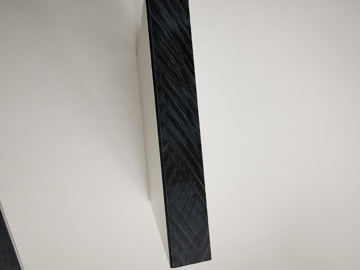 Angaben des Antragstellers:
Bei der Ware handelt es sich um dekorative Hochdruck-Schichtpressstoffplatte (HPL; Abmessungen: L: 2440 mm und  B: 1220 mm) aus Kernschichten aus Kraftpapier, die mit Phenolharzen imprägniert sind, einer oberen Designschicht, einem oberen Overlay-Papier und einem Barrierepapier, das mit Melaminharzen imprägniert ist. Alle Lagen werden zusammengefügt und unter kontrollierten Bedingungen von hohem Druck, Temperatur und Zeitsteuerung gepresst. Die Oberseite der Platten besteht aus Melaminharz (Dekorschicht). Die mittlere Kernschicht besteht aus einer imprägnierten Phenolharzschicht. Es handelt sich dabei um die dickste Schicht der Platten in allen drei Ausführungen/Stärken (4 mm, 10 mm, 16 mm).

Ein Warenmuster wurde nicht vorgelegt.

Befund:
Es handelt sich um andere Platten, aus Kunststoffen, andere, aus Kondensationspolymerisationserzeugnissen, aus Phenolharz.