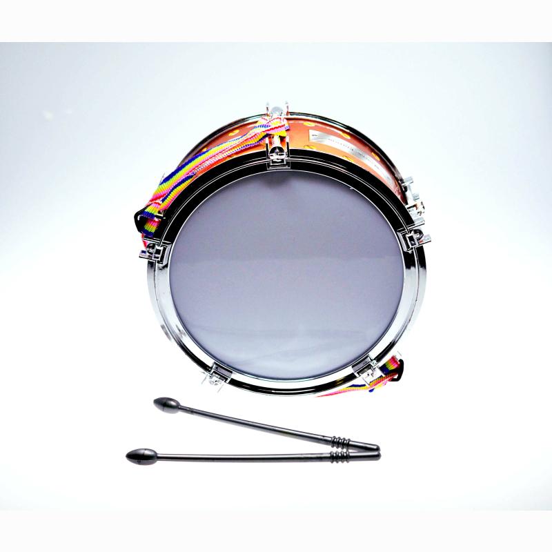Bei der durch ein Warenmuster veranschaulichten Ware handelt es sich um ein Musikspielzeuginstrument
- eine Nachbildung einer Trommel darstellend,
- mit einer Höhe von ca. 10 cm,
- vollständig aus Kunststoffen gefertigt,
- mit einem längenverstellbaren Trageriemen aus Spinnstoffen,
- mit zwei ca. 21 cm langen Trommelstöcken aus Kunststoff,
- dient der spielerischen Unterhaltung von Kindern,
- in einem Polybeutel verpackt. 

Derartige Erzeugnisse werden zolltarifrechtlich als "Spielzeug, Musikspielzeuginstrument, nicht aus Holz handgearbeitet" eingereiht.