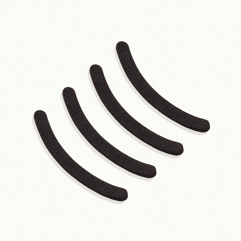 Angaben des Antragstellers:
Bei der Ware handelt es sich um in Form gestanzte Moosgummi-Streifen, schwarz, ca. 2 mm stark, einseitig klebend. Die gestanzten Streifen werden im 4er-Set gehandelt.

Feststellungen an einem Warenmuster:
Es wurden gestanzte, einseitig selbstklebende Foliensticker aus einem schwarzen Zellkunststoff vorgelegt, welche auf einem gelben silikonisierten Papierbogen aufgeklebt sind.

Befund:
Es handelt sich um andere selbstklebende Flacherzeugnisse aus Kunststoff.