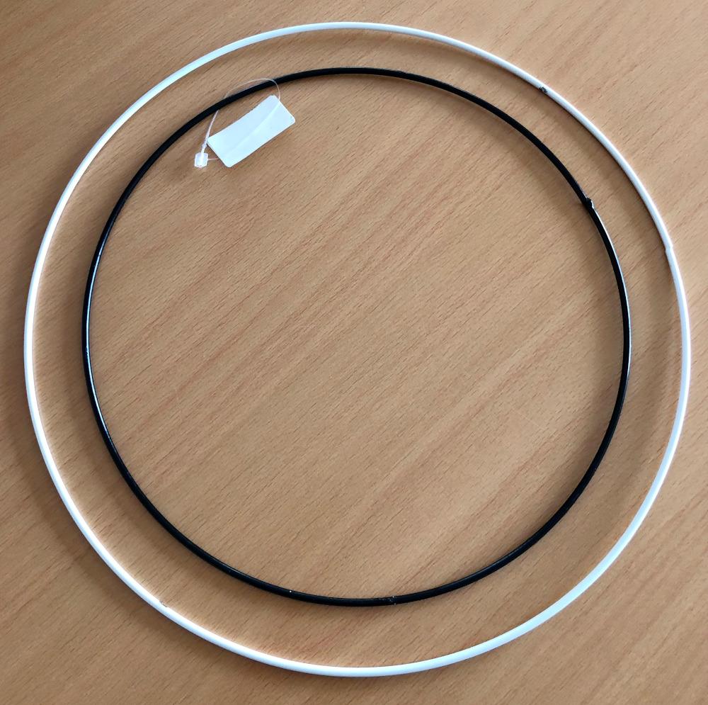 Es handelt sich um Ringe aus Eisen- oder Stahldraht (Querschnittsabmessung: ca. 3 mm), die mit einem Farbüberzug versehen sind.
Die Erzeugnisse liegen in unterschiedlichen Durchmessern vor und werden z. B. in der Floristik und beim Basteln von Dekorationen verwendet.
Durchmesser: z. B. ca. 25 cm, 35 cm.
- Antragstellerangaben -

Abbildung siehe Anlage.

Derartige Erzeugnisse gehören als "andere Waren aus Eisen- oder Stahldraht" zum TARIC-Code 7326 2000 90.