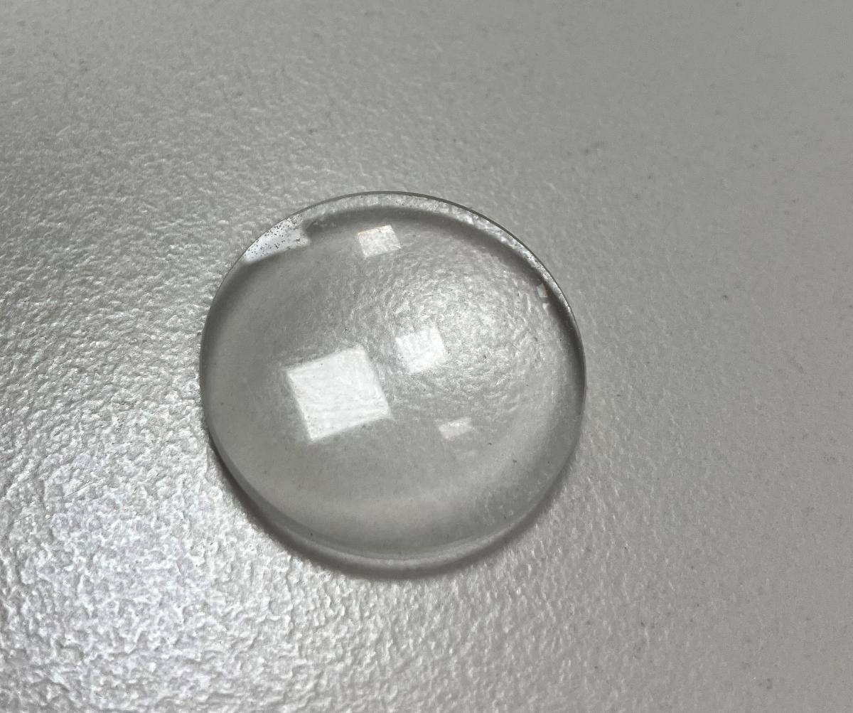 "Linse Bikonvex d 21,8 f  40, Art.-Nr. 203325", in Form einer bikonvexen, runden Linse aus Acrylglas (Kunststoff) mit einem Durchmesser von 21,8 mm und einer Brennweite von 40 mm. Sie wird für optische Experimente in einen Linsenhalter (nicht Gegenstand dieser vZTA-Entscheidung) eingesetzt und gehört mit diesem zum Inhalt von Physik-Lernbaukästen für Schüler ("STEM Optics & Class Set Optics").
Zur äußeren Form siehe Abbildung in Anlage.

Die Ware wird als "optische Linse, aus Stoffen aller Art, nicht gefasst (ausgenommen solche aus optisch nicht bearbeitetem Glas, andere als in den Unterpositionen 9001 1010 00 bis 9001 9000 10 genannt" eingereiht.