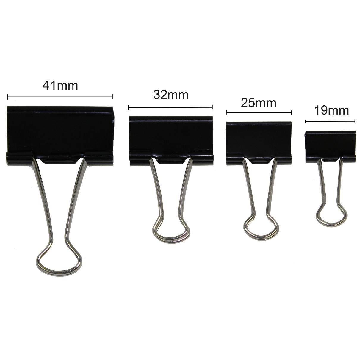 Es handelt sich um aus unedlem Metall gefertigte Klemmvorrichtungen aus 19mm, 25 mm, 32 mm oder 41 mm breitem Blechzuschnitt, der zu einem geraden Prisma gebogen ist. An der Spitze des Prismas sind zwei aus Draht gebogene Bügel beweglich befestigt, mit denen die unter Spannung stehende Klammer geöffnet werden kann. Diese Klammern dienen zum Zusammenhalten von Papierseiten oder Ähnlichem.
- Antragstellerangaben -

Abbildung siehe Anlage.

Derartige Erzeugnisse gehören als "anderes, den Briefklammern und Aktenklammern ähnliches Büromaterial, aus unedlen Metallen" zum TARIC-Code 8305 9000 00.