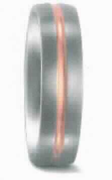 Es handelt sich um eine Schmuckware (Fingerring) mit einer Ringschiene aus Titan, auf deren Außenseite mittig umlaufend eine Goldlegierung (750er Rotgold) durch Löten, Schweißen, Warmwalzen oder ein ähnliches mechanisches Verfahren (Edelmetallplattierung) aufgebracht ist.  
-Angaben laut Antragsteller-

Eine Einreihung in die Position 7117 als Fantasieschmuck kommt nicht in Betracht, da der Ring u. a. aus einer Edelmetallplattierung (Gold) gefertigt ist, die mehr als nur eine geringfügige Verzierung oder unwesentliche Zutat darstellt.

Abbildung siehe Anlage.

Derartige Erzeugnisse gehören als "Schmuckwaren aus Edelmetallplattierungen auf unedlen Metallen" zur Unterposition 7113 2000 der Kombinierten Nomenklatur.