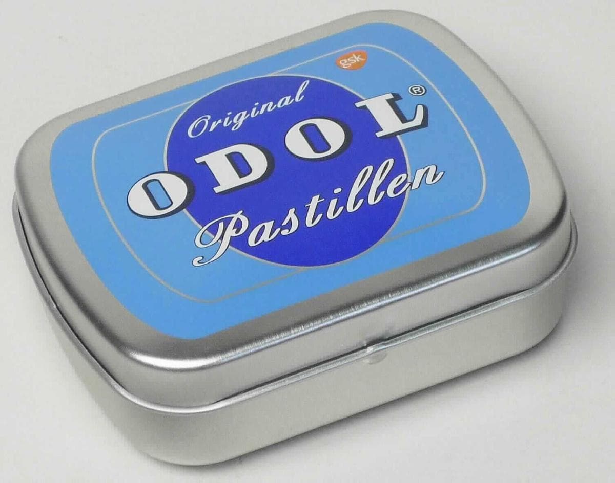 Es handelt sich um in etwa quaderförmige Dosen mit abgerundeten Ecken aus etwa 0,3 mm dickem Stahlblech (Weißblech). Der aufklappbare Deckel ist auf der Außenseite mit einem farbigen Motiv mit Schriftzügen bedruckt. Auf dem Boden der Erzeugnisse befinden sich detaillierte Verbraucherinformationen zum Inhalt (u. a. Menge, Zusammensetzung, Inhaltsstoffe, Hersteller und Barcode). Die Erzeugnisse dienen als Verkaufsverpackung von Nahrungsmitteln (Erfrischungspastillen). 
Abmessungen (Länge x Breite x Höhe): etwa 6 x 4,5 x 1,5 cm.
- Antragstellerangaben -

Abbildung siehe Anlage.

Derartige Erzeugnisse gehören als "andere Dosen aus Stahl, für Stoffe aller Art (ausgenommen verdichtete oder verflüssigte Gase), mit einem Fassungsvermögen von weniger als 50 l, ohne mechanische oder wärmetechnische Einrichtungen, mit einer Wanddicke von weniger als 0,5 mm" zur Codenummer 7310 29 10 00 0 des Zolltarifs.