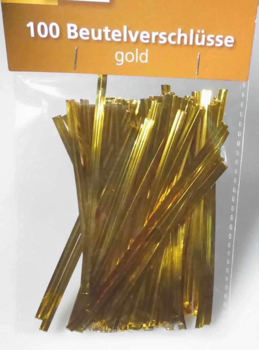Es handelt sich um Beutelverschlüsse, bestehend aus einem Draht aus unedlem Metall, der über die gesamte Länge von etwa 10 cm zwischen zwei etwa 4 mm breiten Streifen aus goldfarbener Kunststofffolie eingebettet ist. 100 Verschlüsse sind in einem Polybeutel mit Pappaufhänger verpackt. 

In Bezug auf die Bedeutung für die Verwendung ist der Draht aus unedlem Metall charakterbestimmend. Damit ist eine Einreihung der Waren in das Kapitel 39 ausgeschlossen.

Abbildung siehe Anlage.

Derartige Erzeugnisse gehören als "anderes Verpackungszubehör aus unedlen Metallen" zum TARIC-Code 8309 9090 90.