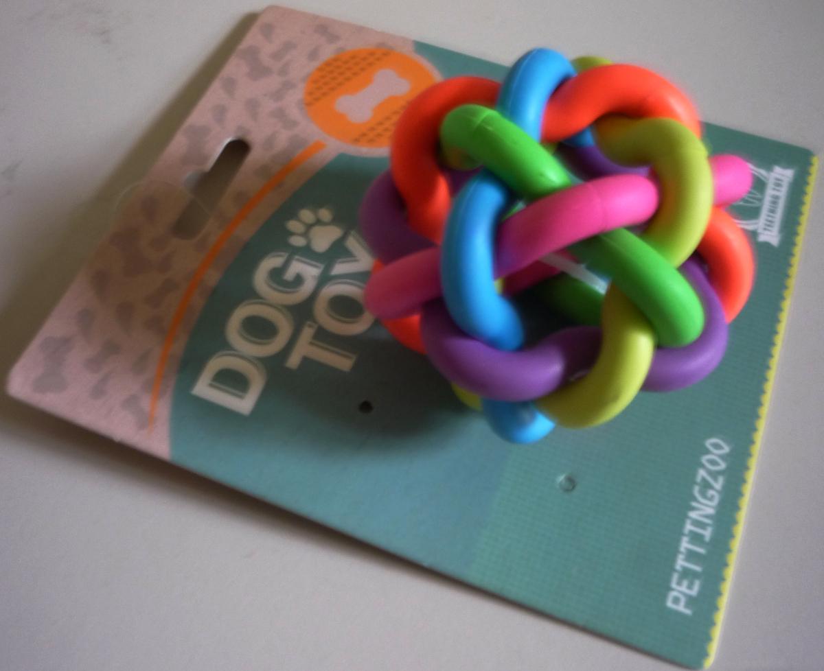Angaben:
Hundespielzeug aus einem thermoplastischen Kautschuk (TPR) in Form eines Knotenballs (Durchmesser 7,5 cm)

Feststellungen/ Untersuchung an einem Warenmuster:
Es wurde ein bunter Knotenball aus einem synthetischen Weichkautschuk vorgelegt. Die Ware ist mit einem Pappanhänger, der sie als Hundespielzeug deklariert, in Aufmachung für den Einzelverkauf aufgemacht. Die Ware besteht aus einem Vollkautschuk.

Befund:
Andere Ware aus Weichkautschuk
