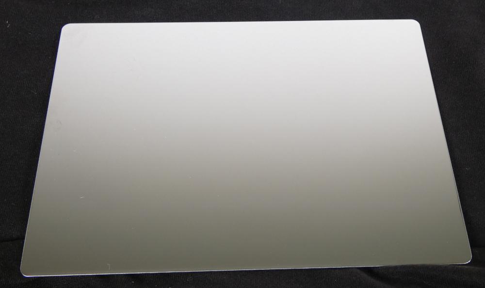 "Spiegeltafel"

- aus einseitig hochglanzpoliertem (Surface No. 8), nicht rostendem Stahl (AISI 304)

- in Form einer rechteckigen Platte  in unterschiedlichen Größen von 2.000 - 2500 mm
  x  1.200 - 1250 mm x 0,8 - 1,25 mm

- zur Herstellung von Spiegeln unterschiedlicher Größe mit abgerundeten Ecken  nach 
  Schneiden mit einer Tafelschere

- zur Verwendung in Bereichen, in denen keine splitternden Glasspiegel
  verwendet werden dürfen (z. B. in Gefängnissen, Kindergärten, Schulen, Psychatrien)

(Antragstellerangaben)
Abbildung siehe Anlage.

Derartige Erzeugnisse gehören als "Spiegel aus unedlen Metallen" zum TARIC-Code
8306 3000 00.