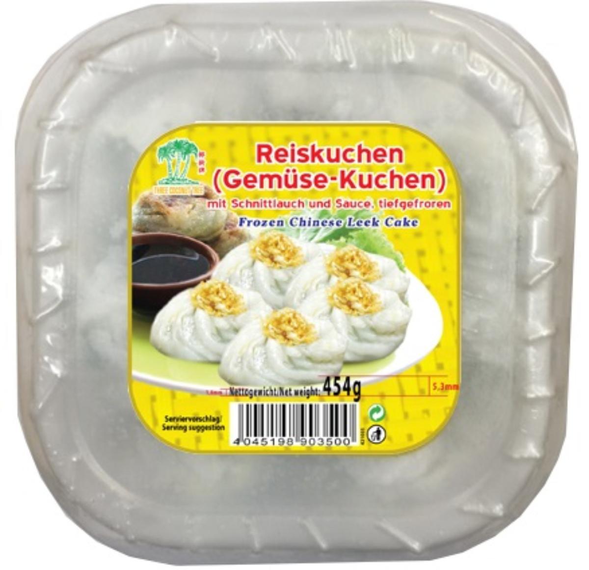 Reiskuchen

Neuerteilung von vZTA DE 7364/17-1.

Beschaffenheit des im Rahmen der Erteilung von vZTA DE 7364/17-1 vorgelegten und untersuchten
Warenmusters: In Kunststofffolie eingeschweißter, mit einem Kunststoffdeckel verschlossener,
etikettierter Kunststoffbecher mit Angaben zum Erzeugnis (Reiskuchen (Gemüse-Kuchen) mit Schnitt-
lauch und Sauce, tiefgefroren, 454 g) und zu den Zutaten (siehe Feld 8); darin sieben unregelmäßig
geformte, tiefgekühlte, nach dem Auftauen weiche, nicht gebackene Stücke (Größe ca. 5 cm) aus einer
hellen, teigähnlichen Schicht (unregelmäßig dick) mit leicht gelockerter Struktur, gefüllt mit dunkel-
grünen länglichen Gemüsestücken. Ein beigelegtes Kunststoffdöschen enthält eine dunkle Sauce
(Sojasauce). Das Erzeugnis soll entweder gebraten oder gedämpft werden.

Es liegt eine Warenzusammenstellung in Aufmachung für den Einzelverkauf aus Reiskuchen und Sojasauce vor, die unter Anwendung der AV 3 b) nach dem Charakter bestimmenden Bestandteil einzureihen ist. Charakter bestimmend in Bezug auf den gewichtsmäßigen Anteil und die Bedeutung sind die Reiskuchen.

Kakao: nach der Zutatenliste nicht enthalten
Stärke/Glucose*: 5 bis weniger als 25 GHT
Saccharose/Invertzucker/Isoglucose**: weniger als 5 GHT
Milchfett und Milchprotein: nach der Zutatenliste nicht enthalten
*: festgestellt gemäß VO (EG) 900/2008, VO (EU) 118/2010 (Gesamtware einschließlich Sauce)
**: festgestellt gemäß VO (EG) 900/2008 (Gesamtware einschließlich Sauce)

Lebensmittelzubereitung aus Mehl, ohne Gehalt an Kakao, anderweit weder genannt noch inbegriffen,
5 GHT oder mehr Stärke enthaltend, mit einem Gehalt an Saccharose (einschließlich Invertzucker als Saccharose berechnet) oder Isoglucose (als Saccharose berechnet) von weniger als 60 GHT, Gericht aus Reismehl.
