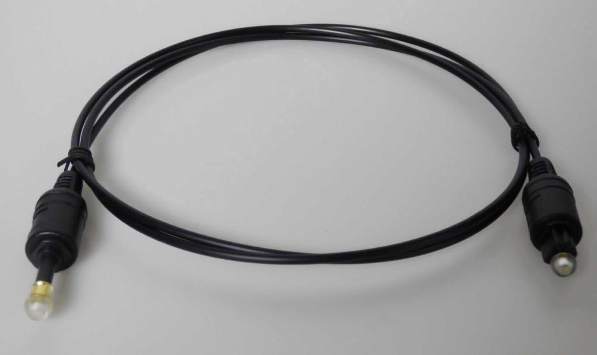 Optisches Kabel, 
- mit einer Länge von ca. 90 cm, 
- bestehend aus einer polymeren optischen Faser mit einer Kunststoffhülle ummantelt, in einem Kabelmantel, 
  an beiden Enden mit einem Toslink- bzw. einem Toslink-Mini-Stecker mit Schutzkappe ausgestattet,
- bestimmt zur Übertragung von Audiosignalen im Wesentlichen bei Geräten der Unterhaltungselektronik 
  (z.B. Headsets),
- in einem Folienbeutel verpackt.

Die Ware ist als "Kabel aus einer optischen, einzeln umhüllten Faser, mit Anschlussstücken versehen" einzureihen.
