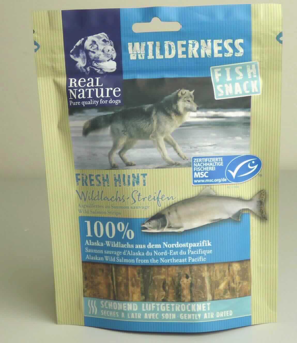 Nach den Antragsangaben, der vorliegenden Warenprobe und den ergänzenden Angaben handelt es sich bei dem "Fisch-Snack für Hunde" um getrockneten, in Streifen geschnittene Fleischstücke von Alaska-Wildlachs, ohne weitere Zusätze.

Das Erzeugnis ist zur Verwendung als Tierfutter (Einzelfuttermittel für Hunde) bestimmt. Die Ware ist in bedruckten, wiederverschließbaren Beuteln mit einem Gewicht von 70 g für den Einzelverkauf als Tierfutter aufgemacht.

Zolltarifrechtlich handelt es sich bei derartigen für die menschliche Ernährung nicht geeigneten Erzeugnissen um "nicht lebende Tiere des Kapitels 3, anderweit weder genannt noch inbegriffen, ungenießbar, keine Abfälle".
