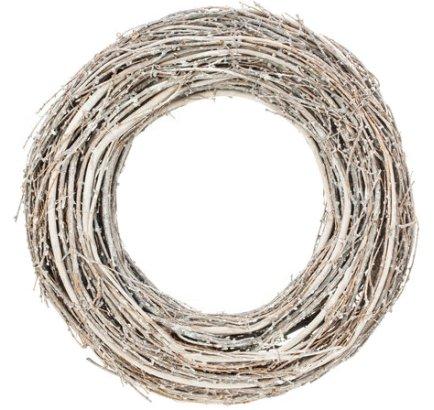 Nach den Antragsangaben und dem vorliegenden Warenmuster handelt es sich bei dem sog. "Rebenkranz" um einen runden, teilweise grau-gekalkten Zierkranz (Stärke: ca. 8 cm, Größe: 35 cm Ø).
Der Kranz besteht charakterverleihend aus dünnen, biegsamen Zweigen von sog. Reben (pflanzlicher Flechtstoff im Sinne der Anmerkung 1 zu Kapitel 46). An mehreren Holzringen -als eine Art Gestell- sind die Reben strangartig zusammengefügt und um das Gestell gewickelt sowie mittels Metalldraht fest gebunden.
Hinweise auf eine Fertigung in Handarbeit liegen nicht vor.

Zolltarifrechtlich handelt es sich bei derartigen Waren um "Korbmacherwaren und andere Waren, unmittelbar aus Flechtstoffen hergestellt oder aus Waren der Position 4601 gefertigt, aus anderen pflanzlichen Stoffen als Bambus oder Rattan, nicht handgearbeitet".