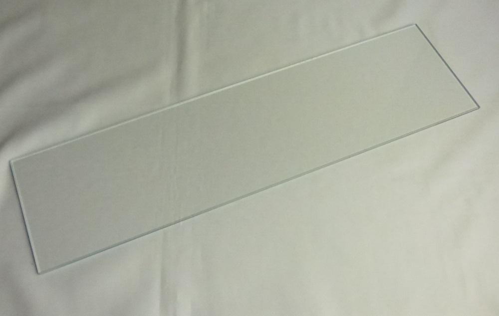 Vorgespanntes Einschichten-Sicherheitsglas, sog. Einscheibensicherheitsglas "Weißglas",
Foto siehe Anlage,
nach den Antragsangaben:
- Glasplatte aus vorgespanntem Einschichten-Sicherheitsglas,
- aus Kalk-Natron-Flachglas mit einem Eisengehalt von weniger als 300 ppm,
- mit einer solaren Transmission von mehr als 88 % (gemessen beim Spektrum AM 1,5 300-2500 nm),
- mit einer Wärmebeständigkeit bis 250 °C (gemessen nach EN 12150),
- mit einer Temperaturwechselbeständigkeit von Delta 150 K (gemessen nach EN 12150),
- mit einer mechanischen Stabilität von 90 N/mm2 oder mehr (gemessen nach EN 1288-3),
- ohne Beschichtung,
- mit bearbeiteten Kanten (geschliffen, poliert),
- in den Abmessungen: ca. 46 cm (Länge) x 12 cm (Breite) x 0,38 cm (Dicke),
- zur Verwendung im Möbel- oder Ladenbau vorgesehen.

"Vorgespanntes Einschichten-Sicherheitsglas, anderes als in den Unterpositionen 7007 1110 bis
 7007 1920 genanntes, Solarglas bestehend aus vorgespanntem Kalk-Natron-Flachglas mit einem 
 Eisengehalt von weniger als 300 ppm, einer solaren Transmission von mehr als 88 % (gemessen 
 beim Spektrum AM 1,5 300-2500 nm), einer Wärmebeständigkeit bis 250 °C (gemessen nach
 EN 12150), einer Temperaturwechselbeständigkeit von Delta 150 K (gemessen nach EN 12150)
 und einer mechanischen Stabilität von 90 N/mm2 oder mehr (gemessen nach EN 1288-3),
 mit einer Dicke von nicht mehr als 4,5 mm, unbeschichtet"