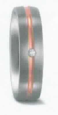 Es handelt sich um eine Schmuckware (Fingerring) mit einer Ringschiene aus Titan, auf deren Außenseite mittig umlaufend eine Goldlegierung (750er Rotgold) durch Löten, Schweißen, Warmwalzen oder ein ähnliches mechanisches Verfahren (Edelmetallplattierung) aufgebracht ist. In das Erzeugnis ist ein Loch gefräst, in das ein kleiner Schmuckstein (Diamant) eingesetzt ist. 
-Angaben laut Antragsteller-

Eine Einreihung in die Position 7117 als Fantasieschmuck kommt nicht in Betracht, da der Ring u. a. aus einer Edelmetallplattierung (Gold) gefertigt ist, die mehr als nur eine geringfügige Verzierung oder unwesentliche Zutat darstellt.

Abbildung siehe Anlage.

Derartige Erzeugnisse gehören als "Schmuckwaren aus Edelmetallplattierungen auf unedlen Metallen" zur Unterposition 7113 2000 der Kombinierten Nomenklatur.