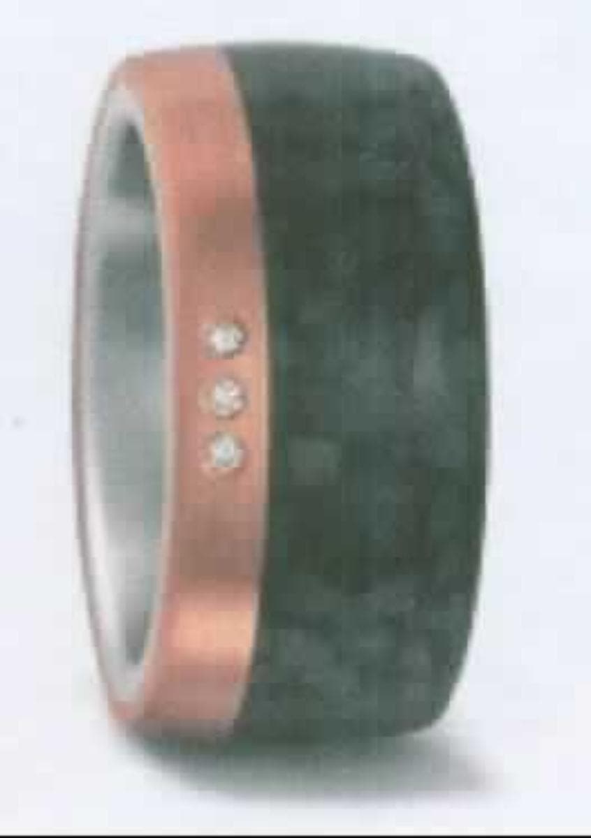 Es handelt sich um eine Schmuckware (Fingerring) in Form einer geschlossenen Ringschiene aus unedlem Metall, die auf der Außenseite teilweise mit Carbon versehen ist und an einem Rand umlaufend ein durch Verpressen befestigtes Ringelement aus einer Goldlegierung (750er Roségold) aufweist. Der Ring ist mit drei eingesetzten Diamanten ausgestattet.
- Antragstellerangaben -

Eine Einreihung in die Position 7116 kommt nicht in Betracht, da der Ring teilweise aus einem Edelmetall (Gold)   gefertigt ist und es sich hierbei nicht nur um eine geringfügige Verzierung oder Zutat handelt.

Eine Einreihung in die Unterposition 7113 2000 der Kombinierten Nomenklatur ist ausgeschlossen, da das Gold durch Verpressen auf die Ringschiene aus Stahl aufgebracht wurde und es sich hierbei nicht um ein den in Anmerkung 7 zu Kapitel 71 genanntes ähnliches Verfahren handelt. 

Abbildung siehe Anlage.

Derartige Erzeugnisse gehören als "andere als in der Unterposition 7113 1100 genannte Schmuckwaren aus Edelmetallen (Gold)" zur Unterposition 7113 1900 der Kombinierten Nomenklatur.