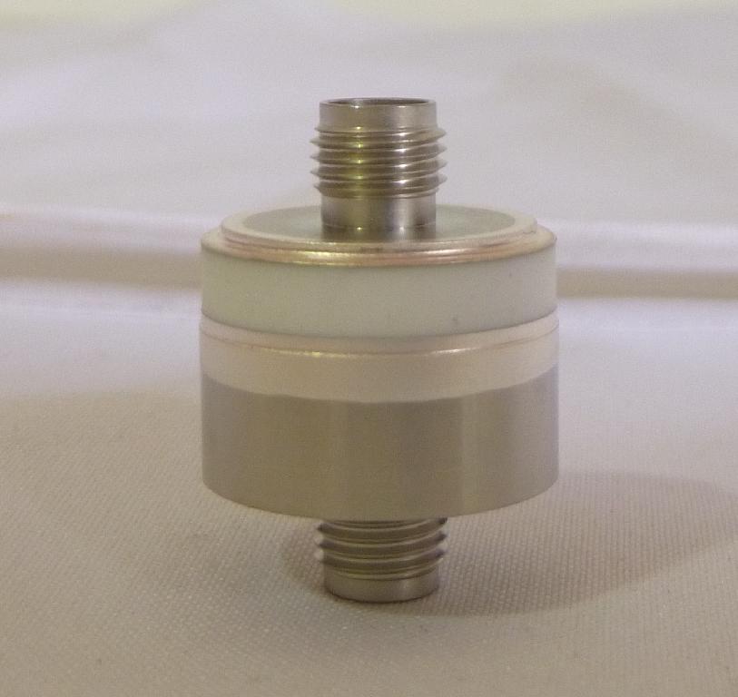 Elektrische Durchführungsbaugruppe, Art. SMA-JJ-F, Nr. 87200,
bestehend aus einer spezifisch, nach technischer Zeichnung gefertigten,
vakuumdichten Durchführung aus einer isolierenden Keramik in einem
zylindrischen Gehäuse aus einer Metalllegierung.
Der größte Durchmesser der Ware beträgt 16,5 mm, die Länge 22,5 mm.
Die elektrische Kontaktierung erfolgt auf beiden Seite durch eine SMA-Buchse
mit Gewinde.

Die elektrische Durchführungsbaugruppe wird in Geräte, in denen ein Vakuum herrschen muss, eingeschweißt.
Die Ware wird jeweils durch einen SMA-Stecker mit montiertem Koaxialkabel (nicht Gegenstand
dieser vZTA-Entscheidung) kontaktiert.

Die Ware ist als "elektrisches Gerät zum Verbinden von elektrischen Stromkreisen,
für eine Spannung von weniger als 1000 V, Steckvorrichtung, für Koaxialkabel" einzureihen.


Anlage: zwei Abbildungen