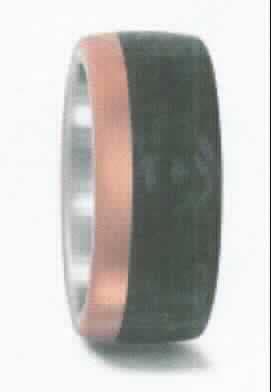Es handelt sich um eine Schmuckware (Fingerring) in Form einer geschlossenen Ringschiene aus unedlem Metall, die auf der Außenseite teilweise mit Carbon versehen ist und an einem Rand umlaufend ein durch Verpressen befestigtes Ringelement aus einer Goldlegierung (750er Roségold) aufweist.
- Antragstellerangaben -

Eine Einreihung in die Position 7117 kommt nicht in Betracht, da der Ring teilweise aus einem Edelmetall (Gold)   gefertigt ist und es sich hierbei nicht nur um eine geringfügige Verzierung oder Zutat handelt.

Eine Einreihung in die Unterposition 7113 2000 der Kombinierten Nomenklatur ist ausgeschlossen, da das Gold durch Verpressen auf die Ringschiene aus Stahl aufgebracht wurde und es sich hierbei nicht um ein den in Anmerkung 7 zu Kapitel 71 genanntes ähnliches Verfahren handelt. 

Abbildung siehe Anlage.

Derartige Erzeugnisse gehören als "andere als in der Unterposition 7113 1100 genannte Schmuckwaren aus Edelmetallen (Gold)" zur Unterposition 7113 1900 der Kombinierten Nomenklatur.