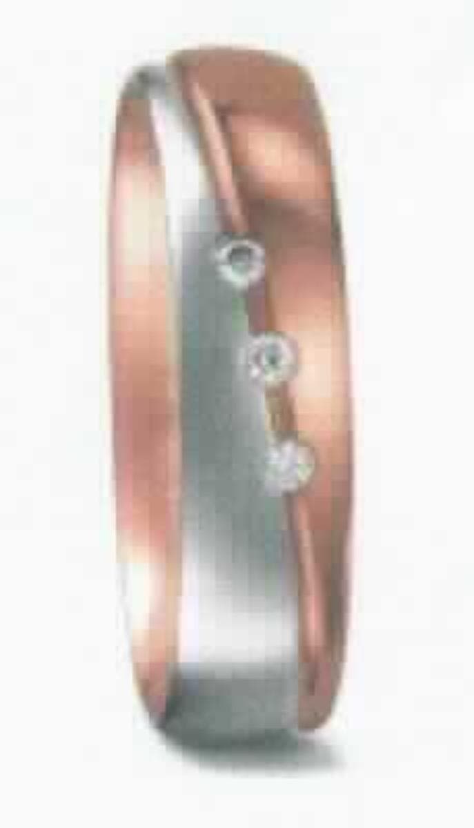 Es handelt sich um eine Schmuckware (Fingerring) in Form einer geschlossenen Ringschiene aus zwei durch Schweißen miteinander verbundenen Goldlegierungen (750er Weissgold und Rotgold). In die Ringschiene sind drei Diamanten eingesetzt.
- Antragstellerangaben -

Abbildung siehe Anlage.

Derartige Erzeugnisse gehören als "Schmuckwaren aus Edelmetallen (Gold)," zur Unterposition 7113 1900 der Kombinierten Nomenklatur.