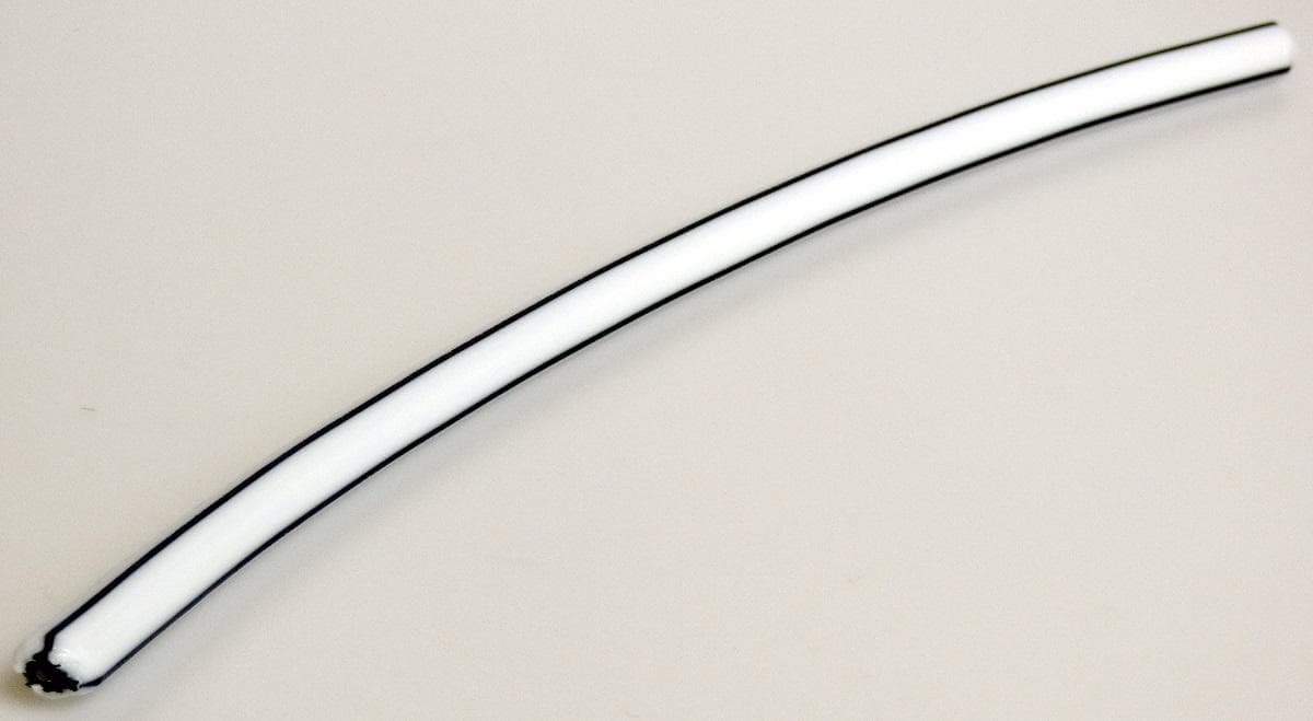 Weidezaundraht aus Stahl

Bei dem Erzeugnis handelt es sich um einen Stahldraht aus unlegiertem, verzinkten Stahl mit einem Durchmesser von 2,5 mm. Ummantelt ist der Draht mit einem leitenden Kohlefaser-Kunststoff-Gemisch, wobei das leitfähige Material in drei Linien bis an die Oberfläche reicht. Der Kunststoff ist gut sichtbar weiß eingefärbt und der Durchmesser der Ummantelung beträgt ca. 8 mm. Das Erzeugnis wird als Weidezaundraht zur Umzäunung von Pferdeweiden verwendet.
Der Stahldraht bestimmt den Charakter des aus verschiedenen Stoffen zusammengesetzten Erzeugnisses.

Die Ware ist nach ihrer Beschaffenheit als Draht aus Eisen oder nicht legiertem Stahl, anderer, mit einem Kohlenstoffgehalt von 0,6 GHT oder mehr, in die Unterposition 7217 9090 der Kombinierten Nomenklatur einzureihen.