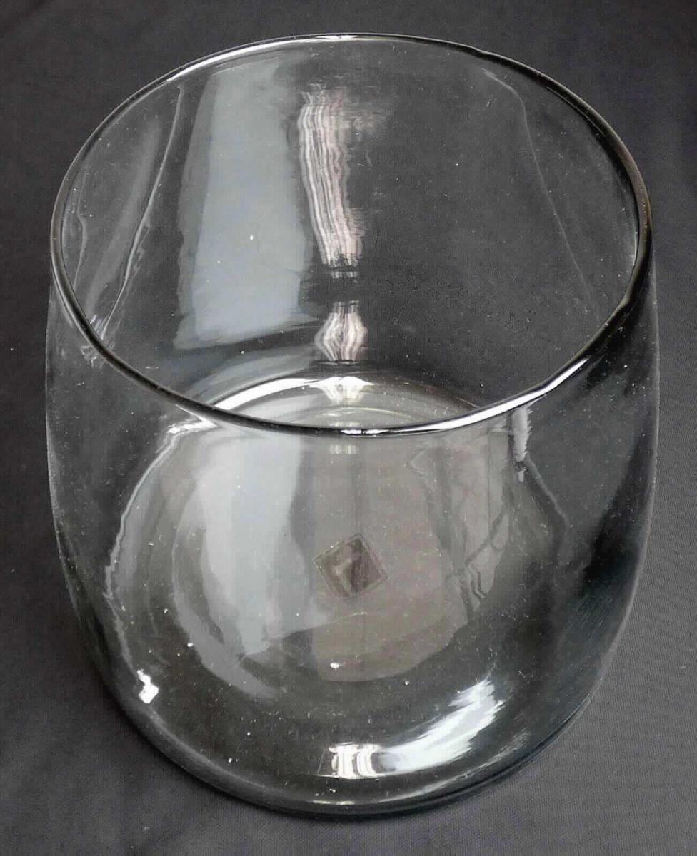 Glasware zur Innenausstattung (Vase), Foto siehe Anlage, 
- aus klarsichtigem, gewöhnlichem, laut Antrag mundgeblasenem Glas,
- in den Abmessungen: ca. 22 cm (Höhe) x 23 cm (Durchmesser),
- dient als Vase der Innenausstattung.

"Glasware zur Innenausstattung, aus gewöhnlichem Glas, handgefertigt (manuelle Glasentnahme)"