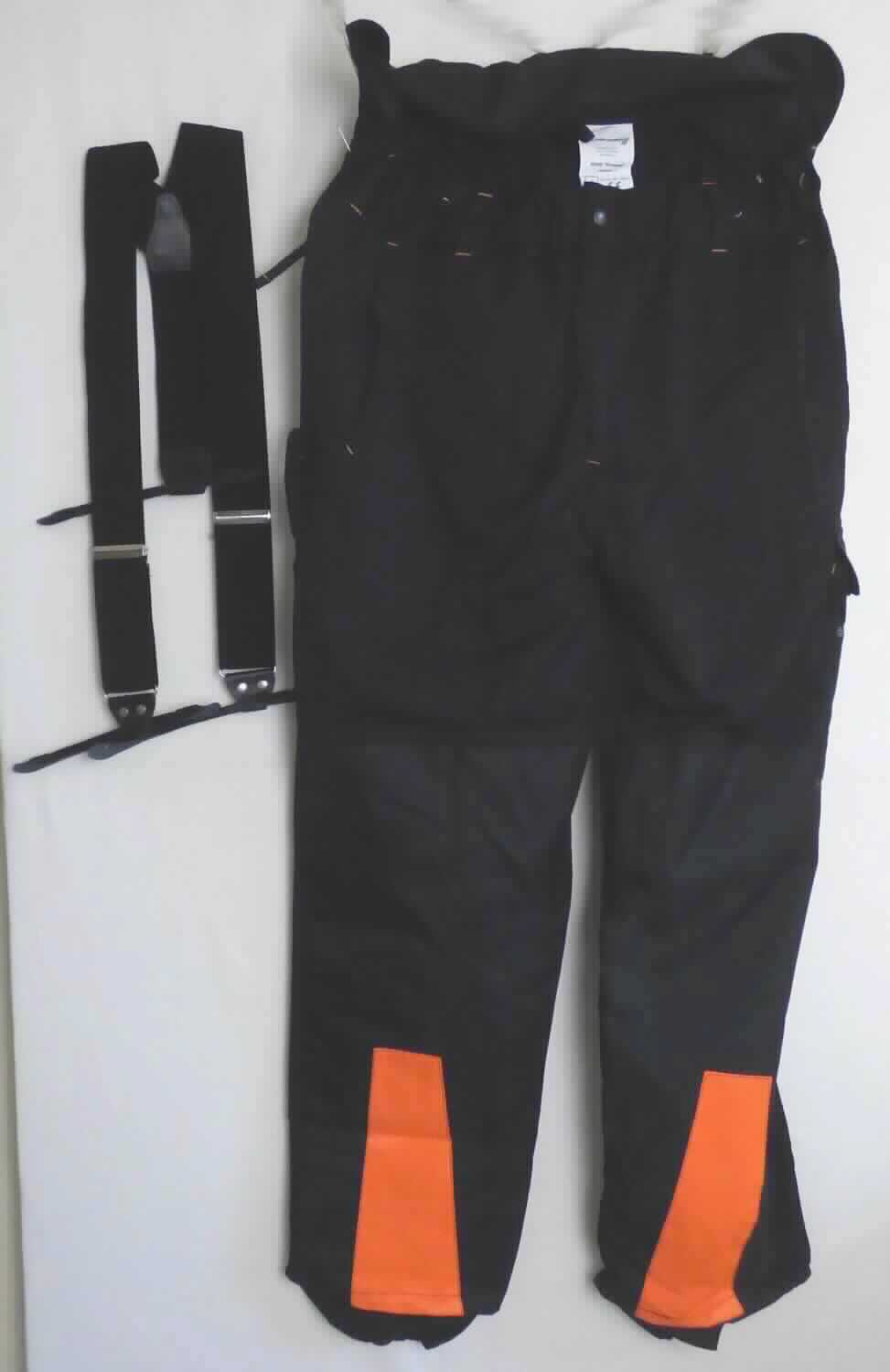 Lange Hose, sog. Prevent Comfort Stretch Bundhose mit Schnittschutz, Art. PFHO-Prevent, Größe 58/60, Foto siehe Anlage,
- aus ca. 0,4 mm dicken, einfarbigen Geweben aus lt. Antrag 96 % Polyester und 4 % Elasthan (beides 
  synthetische Chemiefasern),
- vorn im unteren Bereich der Hosenbeine aus ca. 0,4 mm dicken, einfarbigen, einseitig (Innenseite) mit 
  Kunststoff (laut Antrag Polyvinylchlorid, kein Zellkunststoff) überzogenen Geweben der Position 5903, aus laut 
  Antrag 100 % Polyester (synthetische Chemiefasern), 
- in der Taille abschließend mit einem angesetzten, elastischen Bund mit Gürtelschlaufen, hinten mit einem etwa 
  10 cm hochreichenden, angenähten Zuschnitt, der zur Befestigung der abnehmbaren, längenverstellbaren, 
  elastischen Hosenträger dient (kein Rückenlatz, somit keine Latzhose),
- vorn mit einer Öffnung mit Reißverschluss und Patte von links über rechts (Männerkleidung), die im Bund mit 
  einem Druckknopf geschlossen wird,
- mit verschiedenen ein- und aufgesetzten Taschen, teilweise mit Reißverschluss,
- im Bereich der Oberschenkelrückseite mit Belüftungsschlitzen versehen und mit netzartig durchbrochenen 
  Gewirken unterlegt; mit Reißverschluss,
- mit einem eingenähten, mehrlagigen Schutzgewebe (Schnittschutz),
- im Bereich der Schienbeine mit aufgenähten Zuschnitten aus signalfarbenen Geweben,
- mit knöchellangen Hosenbeinen; an den Abschlüssen durch Umschlagen und Festnähen gesäumt, 
- aufgrund des allgemeinen Aussehens (einfacher, zweckbestimmter Schnitt), des strapazierfähigen Materials und
  der Ausstattung (Schnittschutz) erkennbar dazu bestimmt, ausschließlich oder hauptsächlich zum Schutz anderer 
  Kleidungsstücke und/oder Personen bei der Ausübung einer Gewerbe-, Berufs- oder Haushaltstätigkeit getragen 
  zu werden,
- die nicht mit Kunststoff überzogenen Gewebe bestimmen, insbesondere im Hinblick auf den Umfang, gegenüber
  den Geweben der Position 5903 den wesentlichen Charakter der Ware.

"Lange Hose, aus Geweben, für Männer, aus synthetischen Chemiefasern, Arbeits- und Berufskleidung"