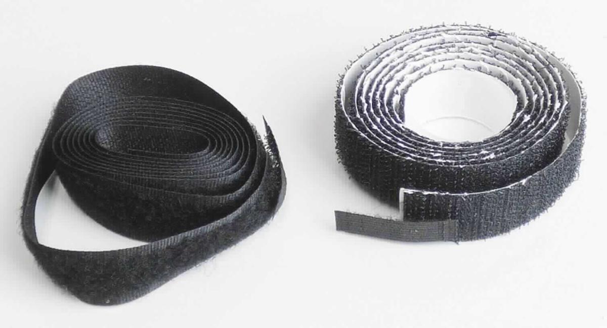 Klettband, sog. Klett- und Flauschband, Art.-Nr.TP000009 (schwarz), Foto siehe Anlage, 
- Warenzusammenstellung bestehend aus einem Haken- und einem Flauschband, 
- zur Befriedigung eines speziellen Bedarfs zusammengestellt und in einem Blisterbeutel für den Einzelverkauf 
  aufgemacht, 
- als Meterware, 
- jeweils mit einer Breite von ca. 1,6 mm und mit einer Länge von laut Antrag 1 m, 
- Hakenband: 
- - aus aufgeschnittenen Samtgeweben aus Spinnstoffen (die Schauseite bildend), 
- - auf der Rückseite mit einer mit dem bloßen Auge wahrnehmbaren Klebeschicht aus Kunststoff (laut Antrag 
    weder Polyvinylchlorid noch Polyurethan; kein Zellkunststoff) überzogen (somit keine Ware der Position 5806); 
    mit einem Abdeckpapier versehen, 
- - von Hand bei einer Temperatur zwischen 15 und 30°C auf einen Dorn von 7 mm Durchmesser aufrollbar, ohne 
    rissig zu werden, 
- - wird am Fensterrahmen angebracht und dient zur Befestigung eines Fliegengitters, 
- Flauschband: 
- - aus Schlingengeweben aus Spinnstoffen, 
- - mit unechten Webkanten, 
- - dient der zusätzlichen Fixierung des Fliegengitters am Fensterrahmen, 
- insbesondere im Hinblick auf die Verwendung als Befestigung eines Fliegengitters am Fensterrahmen bestimmt 
  das Hakenband (Meterware der Position 5903) den Charakter der Warenzusammenstellung.

"Gewebe, mit Kunststoff bestrichen, anderes als solche der Position 5902, anderes als in den Unterpositionen
 5903 10 und 5903 20 genannte, mit Schauseite aus Spinnstoffen"
