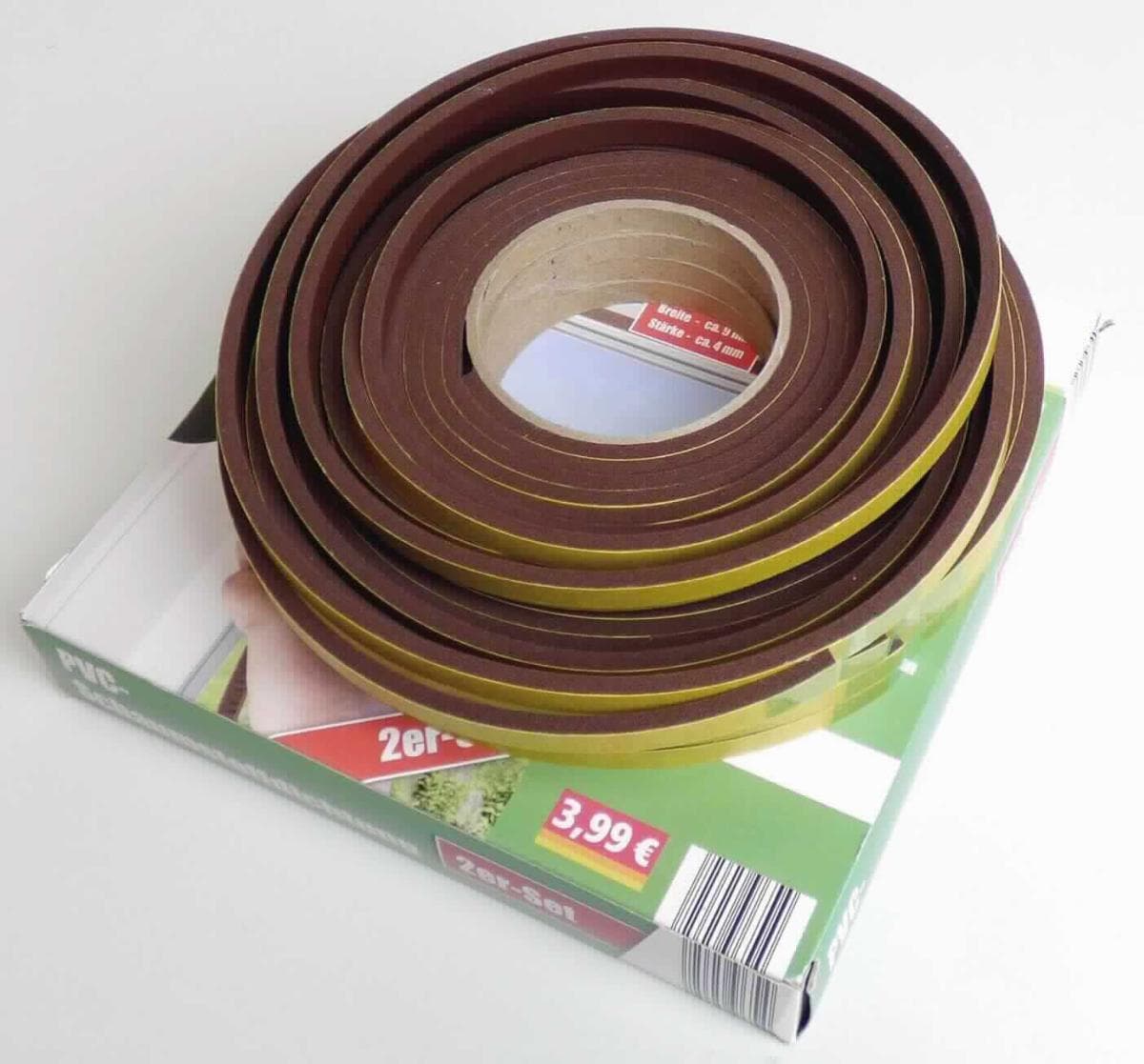 Angaben des Antragstellers:
Schaumstoff-Dauer-Dichtung; Dichtung für Spaltbreite von ca. 1,5 - 3,5 mm.
Material: PVC-Schaum; Acrylat-Kleber Länge: 2 x 6 m


Untersuchungsergebnisse an einem Warenmuster:
Brauner, einseitig selbstklebender (Acrylatkleber) und mit einem beschichteten Schutzpapier versehener Streifen aus Zellkunststoff (Querschnitt: ca. 9 x 4 mm). Der Streifen ist zu einer Rolle aufgerollt (siehe Abbildung).

Befund:
Es liegt ein selbstklebendes Kunststoffband aus Polyvinylchlorid im Sinne der Unterposition (KN) 3919 1080 vor.