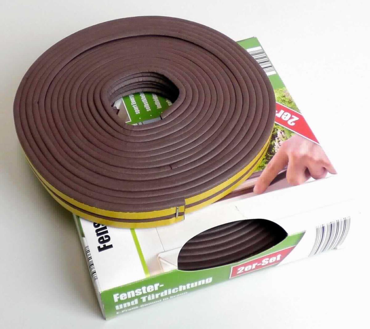 Angaben des Antragstellers:
Gummi-Dichtung E-Profil (dauerelastisches EPDM-Hohlprofil)
Dichtungsband ca. 10 m (2 x 5 m) Länge, ca. 9 mm Breite, ca. 4 mm Höhe
Farbe weiß und braun

Untersuchungsergebnisse an einem Warenmuster:
Es wurde ein braunes, elastisches, einseitig in Längsrichtung geripptes und auf der anderen Seite selbstklebendes und mit einem beschichteten Schutzpapier versehenes Profil aus zelligem Weichkautschuk (Breite ca. 1 cm) vorgelegt. Zwischen Weichkautschukprofil und Klebeschicht befindet sich ein weißes, undichtes Gelege. Das Profil ist zu einer Rolle aufgerollt und läßt sich bei Bedarf in der Mitte leicht teilen.

Befund:
Es liegt ein selbstklebendes Profil aus Zellkautschuk im Sinne der Position 4008 vor.