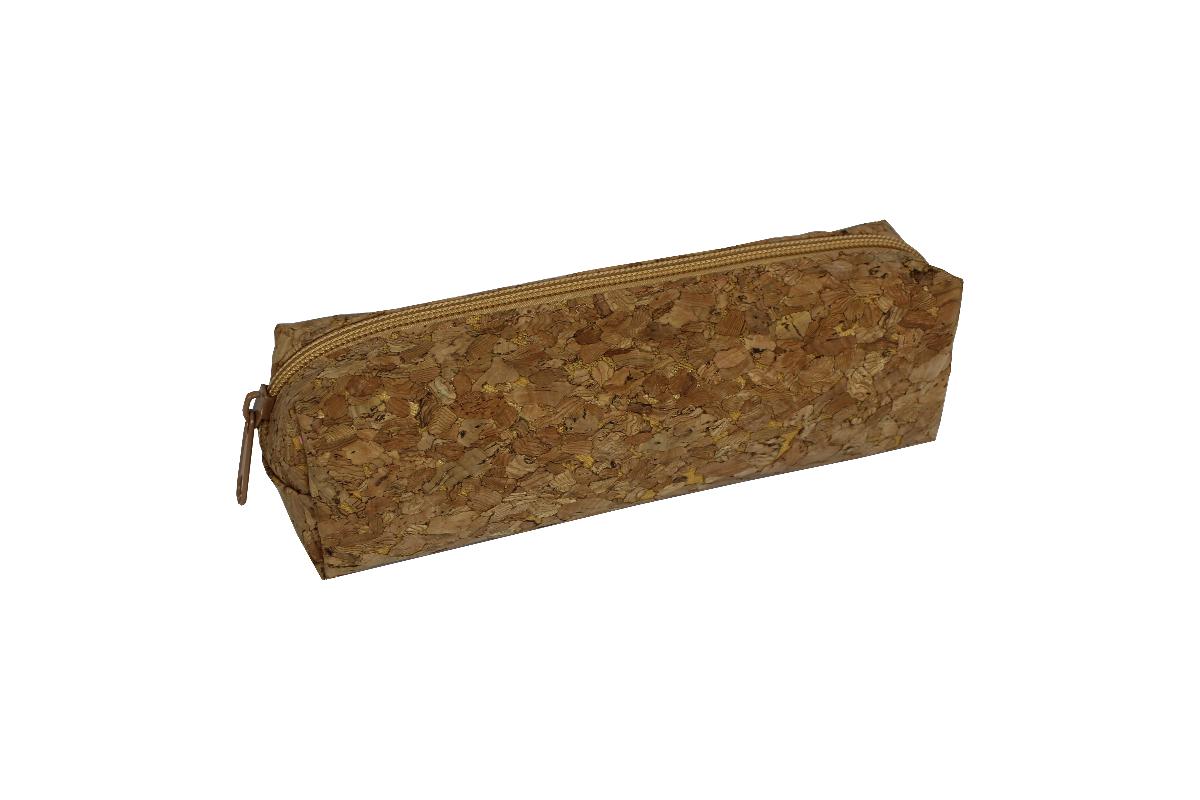 Stiftemäppchen, Foto siehe Anlage,
- mit einer Außenseite aus Kork, der flächendeckend auf einer Unterlage aus Gewebe
  aus Spinnstoffen aufgeklebt ist (Flächenerzeugnis der Position 5907) und den mit
  bloßem Auge wahrnehmbaren Stoff an der Oberfläche des Behältnisses bildet,
- mit einem entlang des oberen Randes verlaufenden Reißverschluss,
- - gefüttert; ohne Inneneinteilung,
- zylinderförmig gearbeitet; mit den Abmessungen: ca. 21 cm (Breite) x 6 cm (Höhe) x 6 cm (Tiefe).

"Ähnliches Behältnis, anderes als in den Unterpositionen 4202 1110 bis 4202 3900 genannte, mit
 Außenseite aus anderen Stoffen als in den Unterpositionen 4202 9110 bis 4202 9298 genannte,
 kein Behältnis für Musikinstrumente"