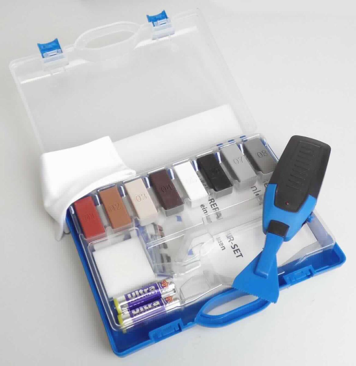 Fliesen-Reparatur-Set,
- in Form eines Handschmelzgerätes aus einem spezifisch geformten Kunststoffgehäuse, mit einem Spachtel aus 
  Metall, integriertem Heizelement, Batteriefach und Bedienelementen (Abbildung siehe Anlage),
- zum Schmelzen von Hartwachsstangen und anschließendem Auftragen der geschmolzenen Wachsmasse 
  im Rahmen der Ausbesserung von schadhaften Fliesen,
- in einem zum dauerhaften Gebrauch aufgemachten Aufbewahrungskoffer mit Beipack (8 Wachsstangen, 
  Schutzkappe, Reinigungstuch, Schleifschwamm, Kunststoffspachtel, Batterien und Bedienungsanleitung).
Das Handschmelzgerät mit Heizelement bestimmt den Charakter der zusammengesetzten Ware.
Die zusammengesetzte Ware bestimmt den Charakter des Ganzen. 

"Apparat, elektrisch beheizt, zum Behandeln von Stoffen durch auf Temperaturänderung beruhendem Vorgang, keine Ware der TARIC-Codes 8419 1100 00 bis 8419 8930 00 (zusammengesetzte Ware aus Handschmelzgerät -charakterbestimmend- und Metallspachtel, in Warenzusammenstellung in Aufmachung für den Einzelverkauf mit nicht charakterbestimmendem Beipack, in einem zum dauerhaften Gebrauch aufgemachten Behältnis)  - Fliesen-Reparatur-Set"