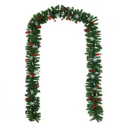 Warenzusammenstellung, bestehend aus einer Ware aus künstlichem Blattwerk, Dekorationsartikeln
für Weihnachtsbäume und Ziergegenständen aus Kunststoff, sog. Weihnachtsgirlande, Foto siehe
Anlage,
- in Aufmachung für den Einzelverkauf,
- zur Befriedigung eines speziellen Bedarfs zusammengestellt,
- Ware aus künstlichem Blattwerk,
- - in Form einer aus verschiedenen Bestandteilen zusammengesetzten Ware, bestehend aus:
- - - einer Girlande aus Nachbildungen von Tannenzweigen (künstliches Blattwerk),
- - - - aus verdrehten Metalldrähten an denen "Tannennadeln" und "Zweigrinde" durch spiralartiges
         Verdrehen befestigt sind; damit in Blumenbindetechnik hergestellt,
- - - - - die "Tannennadeln" werden durch Kunststofffolien in verschiedenen Grüntönen gebildet,
           die fransenartig eingeschnitten sind,
- - - - - die "Zweigrinde" wird durch hellbraune, fransenartig eingeschnittene Kunststofffolien gebildet,
- - - einer Lichterkette (elektrischer Beleuchtungskörper):
- - - - aus 80 bzw. 160 Leuchtdioden, die durch Kabel verbunden sind,
- - - - mit einer fünf Meter langen Zuleitung mit Netzstecker zur Stromversorgung,
- - - - um die Girlande gewickelt,
- - die Ware stellt sich insgesamt nicht als elektrischer Beleuchtungskörper der Position 9405 dar,
    da die Lichterkette nicht der Erhellung der Umgebung dient, sondern lediglich die Zierwirkung
    der Girlande erhöht,
- - die Girlande aus künstlichem Blattwerk bestimmt insbesondere im Hinblick auf das äußere
    Erscheinungsbild (Zierwirkung) den wesentlichen Charakter der zusammengesetzten Ware,
- - kein Weihnachtsfestartikel der Position 9505, da sich die Ware nicht ausschließlich zur Verwendung
    in der Weihnachtszeit, sondern allgemein als Dekorationsartikel in der Winterzeit eignet,
- Dekorationsartikel für Weihnachtsbäume (Christbaumkugeln),
- - 36 kleine Kugeln aus metallisiertem Kunststoff mit einer Aufhängevorrichtung in Form eines
    Krönchens,
- Ziergegenstände aus Kunststoff (andere Waren aus Kunststoffen),
- - 10 rote Schleifen aus Kunststofffolien mit einem goldfarbenen Binder aus Kunststoff und Draht,
- - 10 Nachbildungen von Schneeflocken mit einem Korpus aus Kunststoffen, mit Spinnstoffen beflockt,
- die Ware aus künstlichem Blattwerk bestimmt nach dem Umfang und dem äußeren Erscheinungsbild
  den wesentlichen Charakter der Warenzusammenstellung.

"Ware aus künstlichem Blattwerk, aus Kunststoff"