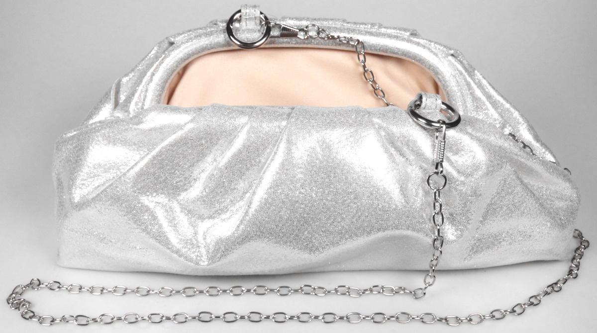 Handtasche, sog. Partytasche metallic JBB2260529, Fotos siehe Anlage,
- mit einer Außenseiten aus Spinnstoffen,
- - mit metallisierten Partikeln punktuell (musterbildend) bedrucktes Kettengewirke (Meterware
    des Kapitels 60),
- mit einer abnehmbaren Gliederkette aus unedlem Metall zum Tragen über der Schulter,
- mit einem magnetischen Bügelverschluss,
- - gefüttert; ohne Inneneinteilung,
- mit den Abmessungen: ca. 27 cm (Breite) x 11 cm (Höhe) x 10 cm (Tiefe),
- laut Antrag nicht handgearbeitet,
- Handtasche, da aufgrund der Größe und des Gesamteindrucks in erster Linie dazu geeignet,
  kleinere, persönliche Gegenstände aufzunehmen.

"Handtasche, mit Außenseite aus Spinnstoffen, nicht handgearbeitet"