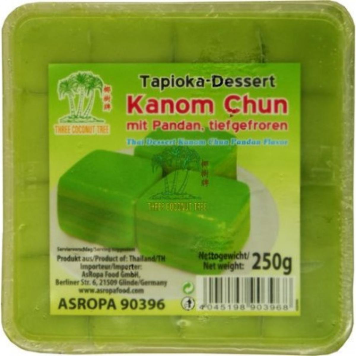 Tapioka-Dessert

Neuerteilung von vZTA DE 7359/17-1.

Beschaffenheit des um Rahmen der Erteilung von vZTA DE 7359/17-1 vorgelegten und untersuchten Warenmusters: Durchsichtiger Original-Kunststoffbecher mit Deckel, mit Deckel- und Bodenetikett, der Aufdruck enthält Angaben zum Erzeugnis (Tapioka-Dessert, Kanom Chun mit Pandan, tief gefroren,
250 g) und zu den Zutaten (siehe Feld 8); darin 16 tiefgefrorene, nach dem Auftauen weiche Dessert-Würfel (Kantenlänge ca. 2,5 cm) bestehend aus sechs Schichten in zwei verschiedenen Grüntönen.

Kakao: nach der Zutatenliste nicht enthalten
Stärke/Glucose*: 5 bis weniger als 25 GHT
Saccharose/Invertzucker/Isoglucose**: 5 bis weniger als 30 GHT
Milchfett und Milchprotein: nach der Zutatenliste nicht enthalten
*: festgestellt gemäß VO (EG) 900/2008, VO (EU) 118/2010
**: festgestellt gemäß VO (EG) 900/2008

Lebensmittelzubereitung aus Mehl, ohne Gehalt an Kakao, anderweit weder genannt noch inbegriffen,
5 GHT oder mehr Stärke enthaltend, mit einem Gehalt an Saccharose (einschließlich Invertzucker als Saccharose berechnet) oder Isoglucose (als Saccharose berechnet) von weniger als 60 GHT, Dessert aus Tapiokamehl.