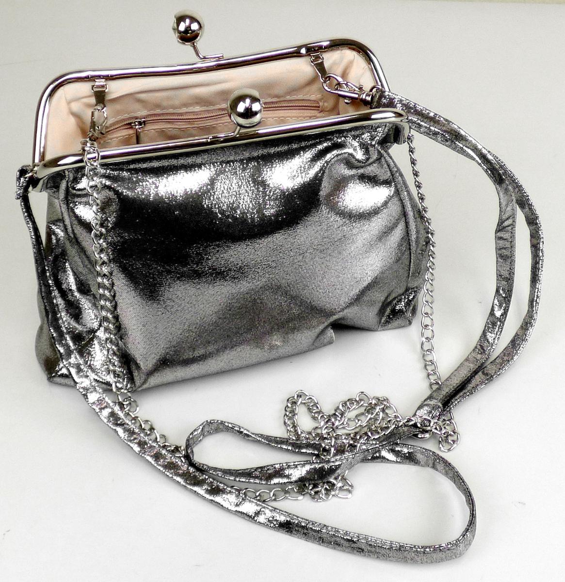 Handtasche, sog. Partyclutch JBB2260534 shiny, Foto siehe Anlage,
- mit einer Außenseite aus Spinnstoffen,
- - mit metallisierten Partikeln nicht flächendeckend bedruckte Gewirke des Kapitels 60,
- mit einem Trageriemen aus Spinnstoffen und mit einer Gliederkette aus unedlem Metall
  zum Tragen über der Schulter (beide abnehmbar),
- mit einem Bügelverschluss,
- gefüttert; innen mit einem eingesetzten Reißverschlussfach und mit einem offenen,
  aufgesetzten Einsteckfach ausgestattet,
- mit den Abmessungen: ca. 23 cm (Breite) x 19 cm (Höhe) x 6 cm (Tiefe),
- laut Antrag nicht handgearbeitet,
- Handtasche, da aufgrund der Größe und des Gesamteindrucks in erster Linie dazu geeignet,
  kleinere persönliche Gegenstände aufzunehmen.

"Handtasche, mit Außenseite aus Spinnstoffen, nicht handgearbeitet"
