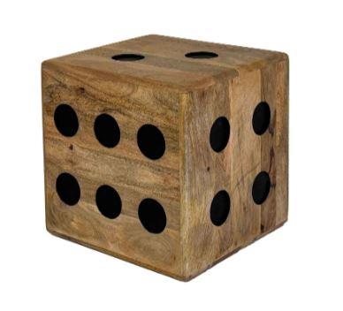Bei dem "Würfelhocker Mango" handelt es sich um ein auf den Boden zu stellendes Möbel in Form eines ca. 41 x 41 x 41 cm großen Würfels. Die Ware ist aus Mangoholz mit schwarz lackierten Würfelaugen auf jeder Seite und dient der dauerhaften Einrichtung von Wohnungen. Eine definierte Sitzfläche ist nicht erkennbar, daher kommt eine Einreihung als Sitzmöbel nicht in Betracht. Ein Raumbezug ist aufgrund der neutralen Gestaltung nicht erkennbar.

Die verpackte Ware wird als "anderes als von den Positionen 9401 und 9402 erfasstes Möbel, aus Holz, ohne Raumbezug" eingereiht.