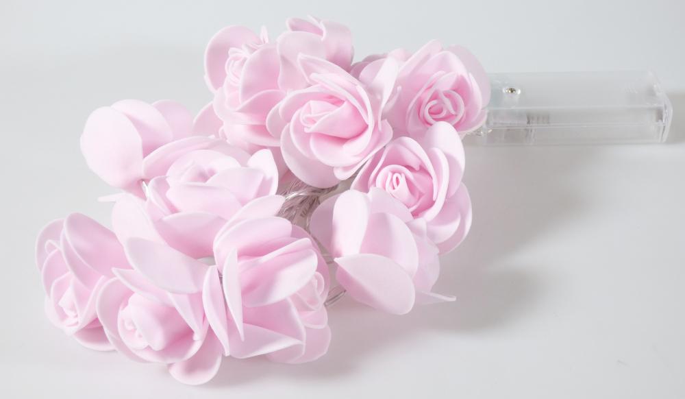 Ware aus künstlichen Blumen, sog. LED Lichterkette "Rosen", Foto siehe Anlage,
in Form einer aus verschiedenen Bestandteilen zusammengesetzten Ware, bestehend aus:
- einer Nachbildung einer Rosenblütenranke (Ware aus künstlichen Blumen),
- - mit Rosenblüten aus rosafarbenen Blütenblättern aus Zuschnitten aus Schaumkunststoff,
    die durch Kleben in Blumenbindetechnik zusammengefügt sind,
- - mit einer mittig in die Blütenblätter eingeklebten Leuchtdiode,
- - durch das Kabel der Lichterkette in der Art einer Ranke zusammengefügt,
- einer Lichterkette (elektrischer Beleuchtungskörper),
- - aus 15 durch Kabel verbundene Leuchtdioden (LED),
- - mit einem Batteriefach mit Ein-/Ausschalter,
- die Ware stellt sich nicht als elektrischer Beleuchtungskörper der Position 9405 dar, da die Lichterkette
  nicht der Erhellung der Umgebung dient, sondern lediglich die Zierwirkung der Ware erhöht,
- die Ware aus künstlichen Blumen bestimmt aufgrund ihrer Bedeutung in Bezug auf die Verwendung und
  dem äußeren Erscheinungsbild (Zierwirkung) den Charakter der Ware,
- in einer Verkaufsumschließung aus Kunststoff und Pappe verpackt.

"Ware aus künstlichen Blumen, aus Kunststoff"