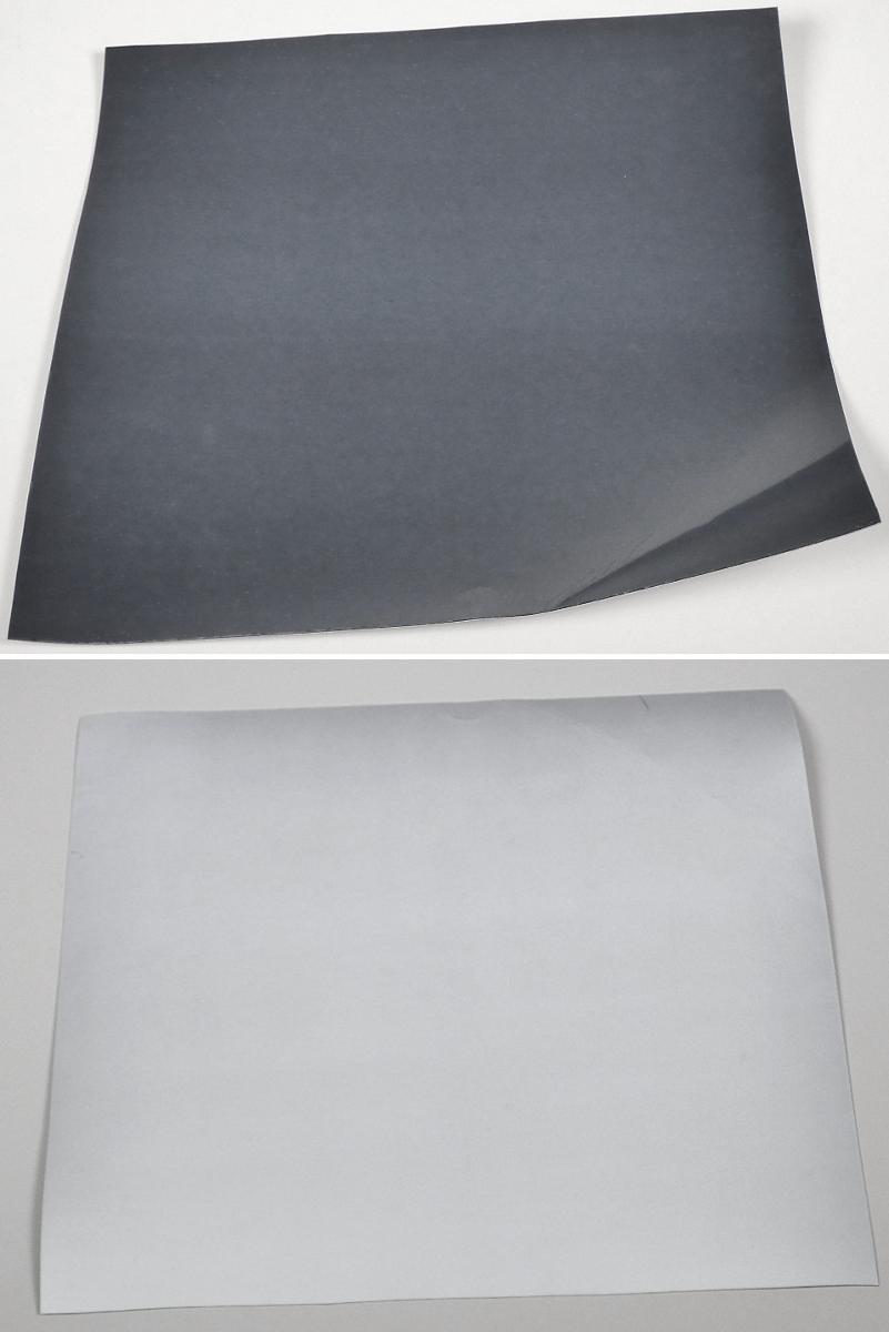 Angaben des Antragstellers:
Folie zum Bedrucken von Textilien, bestehend aus einer zelligen, strukturierten Oberseite (Polyurethan) und einer glatten Unterseite.

Feststellungen an einem Warenmuster:
Es wurde ein rechteckig zugeschnittener Abschnitt einer mehrlagigen Folie vorgelegt, die eine schwarze, glänzende und eine silberne Seite hat. Die Folie besteht aus einer zelligen Lage (charakterverleihend), die mit Kügelchen und mehreren nicht-zelligen Lagen beschichtet ist.

Befund:
Folie aus Polyurethan-Weichschaum.