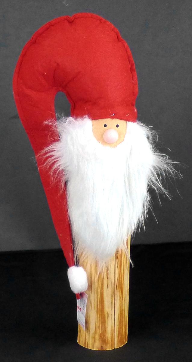 Dekorationsfigur, sog. Holzstamm-Santa, Art. 364582, Foto siehe Anlage,
- in Form eines stilisierten Wichtels gearbeitet; in den Abmessungen von laut Antrag 
  22 cm x 11 cm x 56 cm,
- mit einem "Stamm" aus laut Antrag Holz; im Bereich des oberen Endes mit einer doppelt ge-
  arbeiteten und mit Wattierungsstoff gefüllten "Zipfelmütze" sowie einem "Gesicht" aus laut
  Untersuchungsergebnis genadelten und mit Bindemitteln bzw. Bindefasern verfestigten Vlies-
  stoffen; die "Mütze" ist an der Spitze mit einem Pompon verziert,
- mit einer aufgeklebten "Nase" aus Holz,
- mit einem langen "Bart" aus einfarbigen Plüschgewirken,
- alle textilen Flächenerzeugnisse bestehen aus Spinnstoffen,
- durch Zusammenfügen konfektioniert,
- ohne raumbezogene Funktion, somit keine Ware zur Innenausstattung,
- stellt sich weder als Puppe noch als Spielzeug der Position 9503 dar,
- ohne eindeutigen Bezug zum Weihnachtsfest, somit keine Ware der Position 9505,
- im Hinblick auf den Umfang ist das Holz vorherrschend, hinsichtlich des äußeren Erschei-
  nungsbildes überwiegen die Gewirke und Vliesstoffe aus Spinnstoffen, somit kann keinem
  der beiden Stoffe eine charakerbestimmende Eigenschaft zuerkannt werden; die Ware ist
  somit der von den gleichermaßen in Betracht kommenden Positionen (4420 und 6307)
  in der Nomenklatur zuletzt genannten Position zuzuweisen; innerhalb der Position 6307 
  bestimmen insbesondere im Hinblick auf den Umfang die Vliesstoffe den wesentlichen
  Charakter der Ware.

"Andere konfektionierte Ware (Dekorationsfigur), aus Spinnstoffen, aus Vliesstoffen"