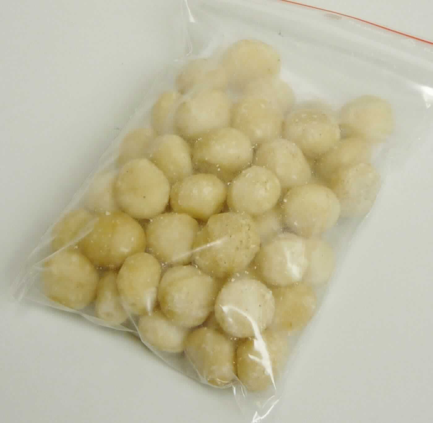 Macadamia-Nüsse, geschält

Beschaffenheit des vorgelegten Warenmusters:
Ganze, abgeflacht kugelförmige, geschälte, elfenbeinfarbene Macadamia-Nüsse; fester, knackiger Biss; Geruch aromatisch, nussig; Geschmack aromatisch, süßlich, fettig, Macadamia-Nüssen entsprechend.

Es ergeben sich keine Hinweise, dass die vorgelegte Warenprobe einer über Kapitel 8 der KN hinausgehenden Behandlung unterzogen wurde.

Schalenfrüchte, frisch oder getrocknet, Macadamia-Nüsse ohne Schale.
