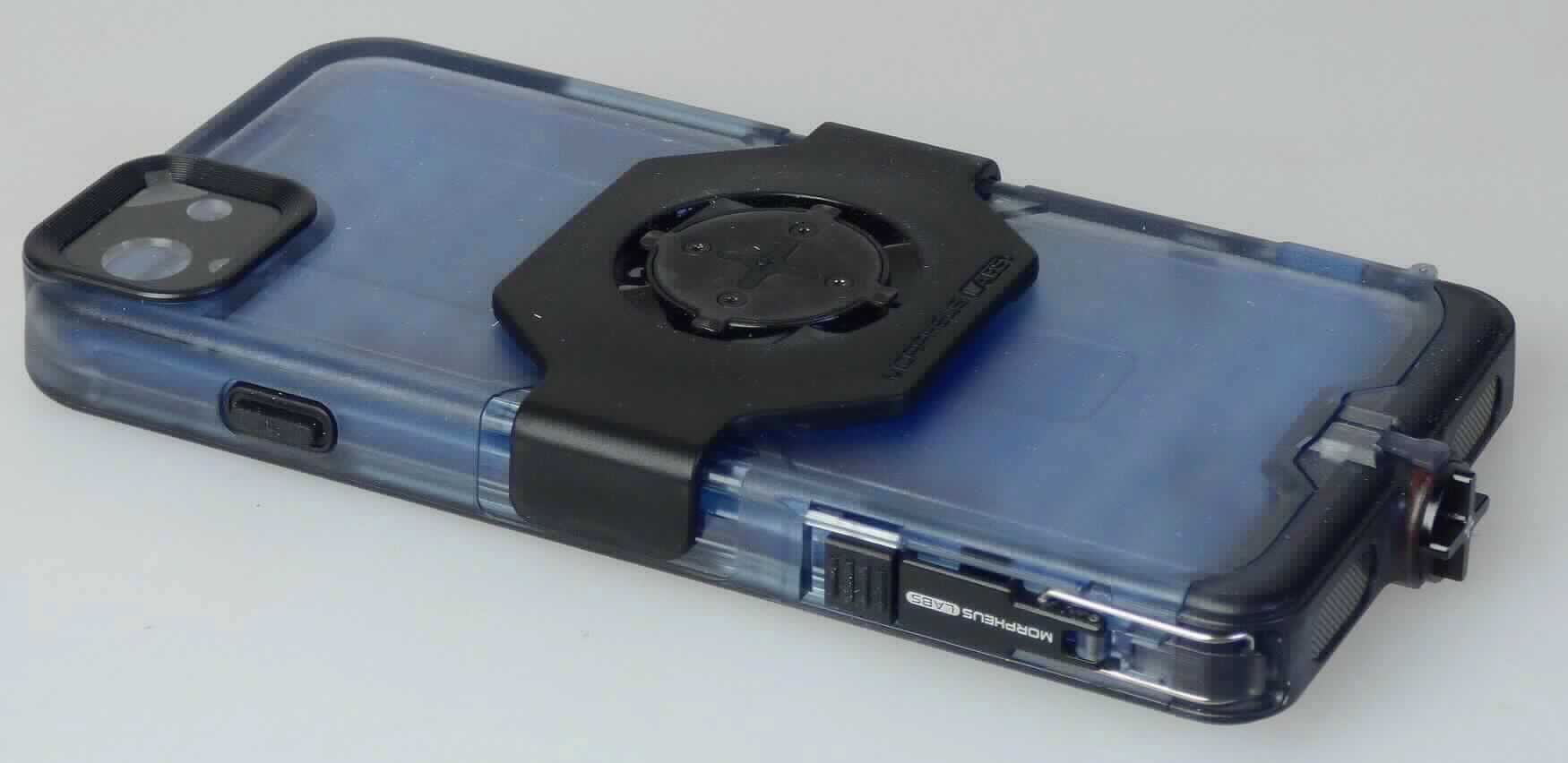 Warenzusammenstellung, bestehend aus einem wasserdichten Etui für ein Mobiltelefon und einem Dichte-Tester,
Fotos siehe Anlage, 
- zur Befriedigung eines speziellen Bedarfs zusammengestellt und gemeinsam für den Einzelverkauf aufgemacht,
- Etui für ein Mobiltelefon (iPhone 7/iPhone 8):
- - auf der Rückseite und den Rändern mit einer Außenseite aus formgepresstem Kunststoff (flächenmäßig
    überwiegend und damit charakterbestimmend),
- - auf der Vorderseite aus klarsichtiger Kunststofffolie, die mit einer abziehbaren Schutzfolie versehen ist,
- - bedeckt alle Anschlüsse (u. a. den Lightninganschluss) des iPhones (nicht Gegenstand dieser vZTA),
- - in den Abmessungen: ca. 7,5 cm (Breite) x 15 cm (Höhe) x 1,5 cm (Tiefe),
- - auf der Rückseite mit einer abnehmbaren Befestigungsvorrichtung (sog. M4s Mount-Clip) zum Befestigen 
    des Etuis z. B. an einer Fahrradhalterung (damit keine Einreihung als Taschen- oder Handtaschenartikel),
- Dichte-Tester:
- - Schale aus Kunststoff,
- - etwa in den Abmessungen des iPhones,
- - mit einem Sticker, der sich beim Kontakt mit Wasser rot färbt,
- das Etui bestimmt insbesondere im Hinblick auf die Verwendung den wesentlichen Charakter der Waren-
  zusammenstellung.

"Etui, anderes als in den Unterpositionen 4202 1110 bis 4202 3900 genannte, mit Außenseite aus formgepresstem
 Kunststoff, kein Behältnis für Musikinstrumente"