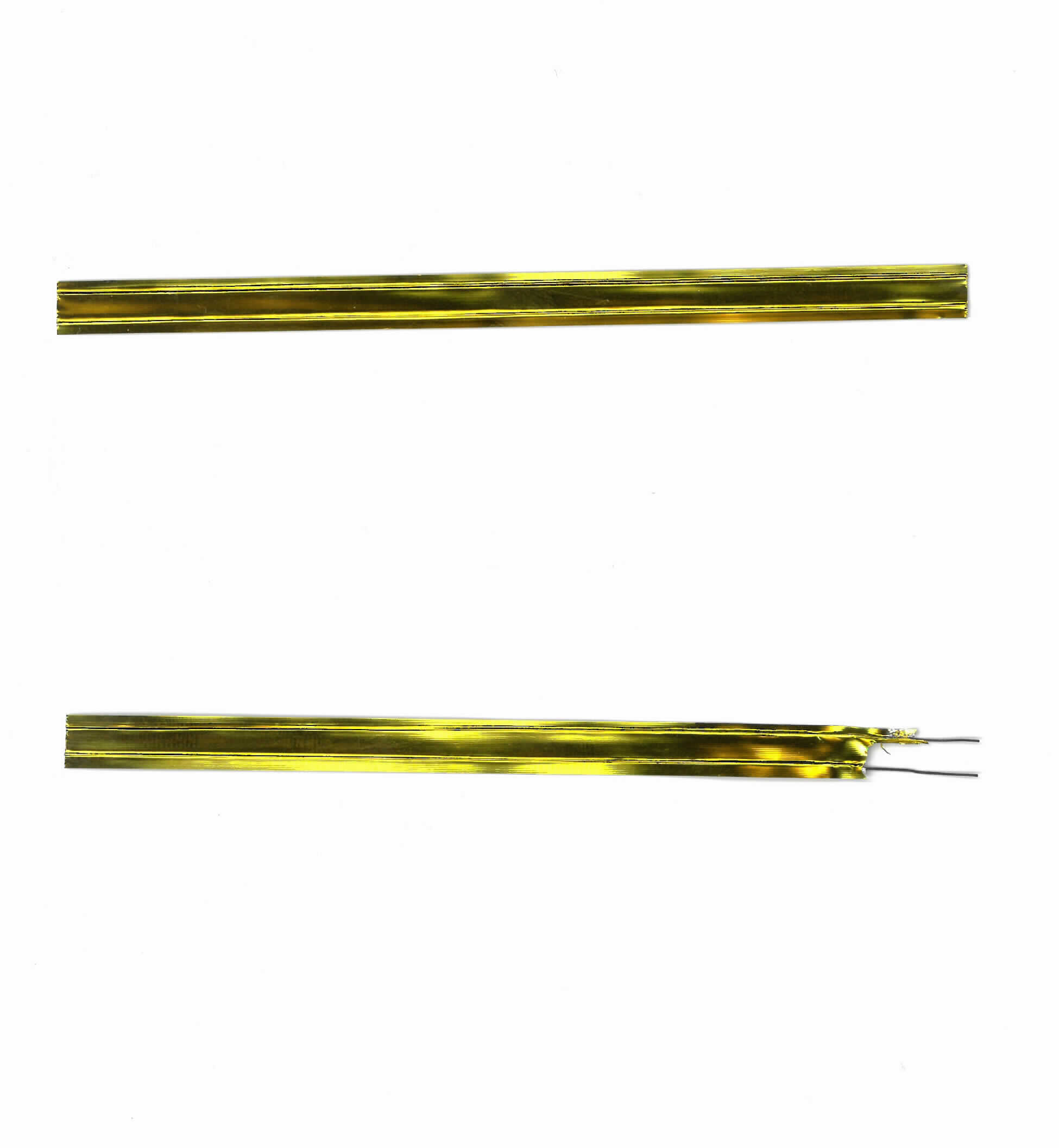 Es handelt sich um zwölf sog. Verschluss-Clips, bestehend aus zwei parallel angeordneten Drähten aus unedlem Metall (Länge etwa 13,2 cm), die über die gesamte Länge zwischen zwei Streifen aus goldfarbener Kunststofffolie (Breite etwa 0,8 cm) eingebettet sind. Die Erzeugnisse dienen z. B. zum Verschließen von Säcken, Tüten und ähnlichen Behältnissen und sind gemeinsam mit anderen Waren (siehe vZTA DEBTI-333/18-1 bis DEBTI-333/18-5 und DEBTI-333/18-7 bis DEBTI-333/18-11) als Set in einer Verkaufsverpackung aufgemacht.
 
Abbildung siehe Anlage.

Derartige Waren gehören als "anderes Verpackungszubehör aus unedlen Metallen" zum TARIC-Code 
8309 90 90 90, da es sich zolltarifrechtlich um aus verschiedenen Stoffen zusammengesetzte Waren handelt, deren wesentlicher Charakter nach der Bedeutung für die Verwendung durch das unedle Metall bestimmt wird.