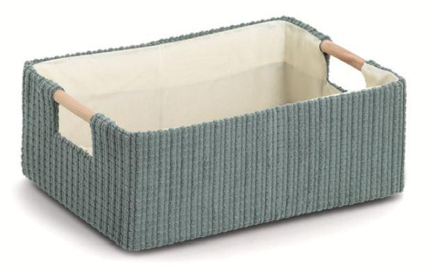 Aufbewahrungskorb, Foto siehe Anlage,
- in eine bedruckte Papierbanderole eingesteckt,
- faltbar; in Form eines oben offenen Quaders; in den Abmessungen (L x B x H) von laut Antrag 
  27 cm x 19 cm x 10 cm,
- mit Außenseiten aus ca. 1 mm dicken, zweilagigen Textillaminaten mit jeweils einer charakter-
  verleihenden Außenlage (Schauseite) aus einfarbigen, strukturierten Gewirken aus Spinnstoffen 
  und einer Innenlage aus  Vliesstoffen,
- mit Innenseiten aus ca. 0,2 mm dicken, einfarbigen Geweben aus Spinnstoffen,
- mit einem faltbaren, herausnehmbaren, doppelt gearbeiteten Zusatzboden aus den o. g. 
  Geweben, der zum leichteren Herausnehmen mit einer Zugschlaufe versehen ist,
- die Seitenteile und der Zusatzboden sind mit eingelegten Zuschnitten aus Pappe verstärkt,
- an den Schmalseiten jeweils mit einem Tragegriff, bestehend aus einem ca. 12 cm langen, einge-
  klebten Holzstab ausgestattet, 
- durch Zusammenfügen konfektioniert,
- erfüllt nicht die Bedingungen zur Einreihung in die Position 4202,
- ohne raumbezogene Funktion, somit keine Ware der Position 6304,
- im Hinblick auf den Umfang und das äußere Erscheinungsbild bestimmen die Gewirke und 
  Gewebe aus Spinnstoffen gegenüber der Pappe den Charakter der Ware; innerhalb der Position
  6307 sind im Hinblick auf das äußere Erscheinungsbild sowie nach Art und Beschaffenheit der 
  Flächenerzeugnisse die Gewirke gegenüber den Geweben charakterbestimmend, somit keine 
  Ware der Unterposition (KN) 6307 9098.

"Andere konfektionierte Ware (Aufbewahrungskorb), aus Spinnstoffen, aus Gewirken"