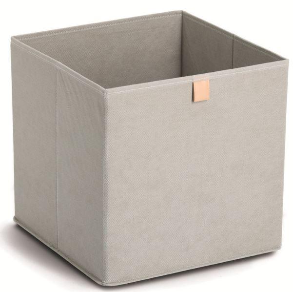 Aufbewahrungsbox, Foto siehe Anlage,
- in eine bedruckte Papierbanderole eingesteckt,
- faltbar; annähernd in Form eines Würfels mit Kantenlängen von laut Antrag 32 cm; oben offen,
- mit doppelt gearbeiteten Seitenteilen sowie einem einfach gearbeiteten Bodenteil aus ein-
  farbigen, punktuell thermisch verfestigten Vliesstoffen aus laut Antrag Polypropylen (syn-
  thetische Chemiefasern); an allen Seiten zur Stabilisierung mit eingelegten Zuschnitten aus
  Pappe verstärkt,
- mit einem herausnehmbaren Zusatzboden aus Pappe, der bis auf große Teile der Unterseite
  mit den oben genannten Vliesstoffen überzogen und zum leichteren Herausnehmen mit 
  einer Zugschlaufe versehen ist,
- am oberen Rand der Vorderseite mit einer kleinen Schlaufe ausgestattet,
- durch Zusammenfügen konfektioniert,
- erfüllt nicht die Bedingungen zur Einreihung in die Position 4202,
- ohne raumbezogene Funktion, somit keine Ware der Position 6304,
- im Hinblick auf den Umfang und das äußere Erscheinungsbild bestimmt der Vliesstoff gegen-
  über der Pappe den Charakter der Ware.

"Andere konfektionierte Ware (Aufbewahrungsbox), aus Spinnstoffen, aus Vliesstoffen"