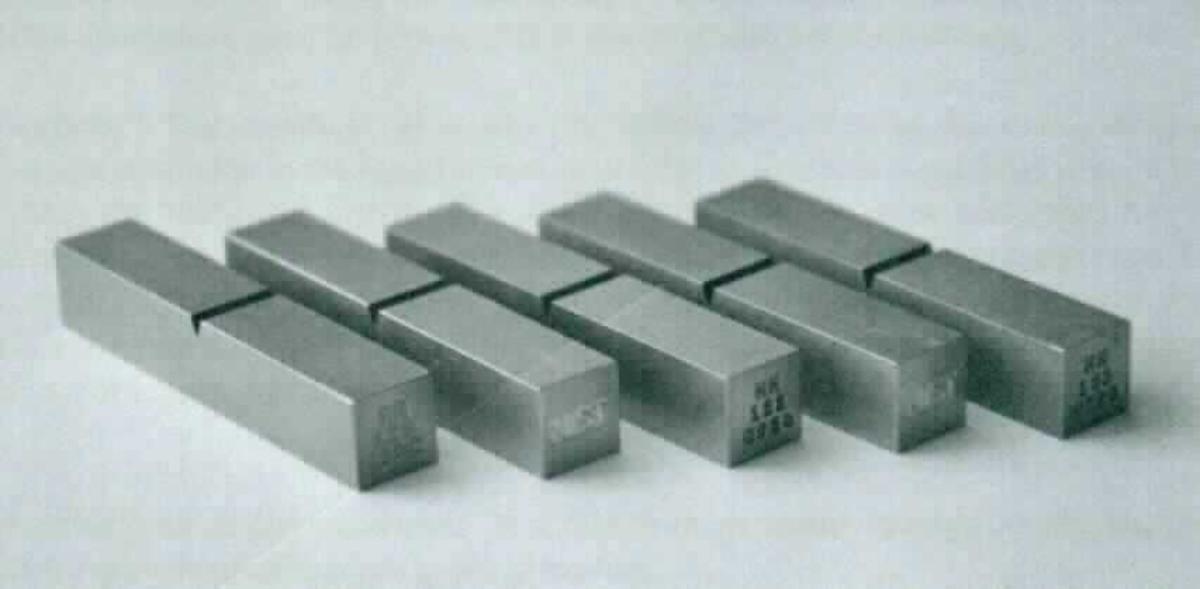 Angaben:
Zertifiziertes Referenzmaterial für Kerbschlagbiegeprüfung mit einem Pendelschlagwerk gemäß ASTM E 23 für die direkte oder indirekte Kalibrierung. Stahlproben 55 x 10 x 10 mm mit normgerechter Kerbe (U- oder V-Kerbe) als Sollbruchstelle. Gemessen wird die Energie, die für den Kerbschlag benötigt wird. Die gemessenen Energiewerte werden dem NIST zugleitet und dort bewertet.

Befund:
Zertifiziertes Refrenzmaterial.