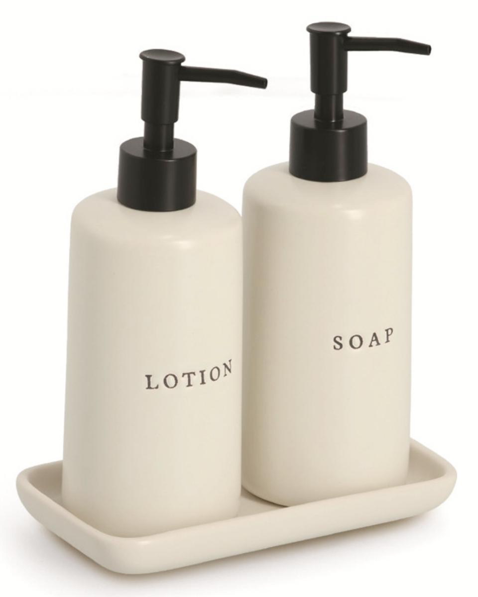 Seifen-/ Lotionspender-Set (Abbildung siehe Anlage)
- bestehend aus einem Seifenspender und einem Lotionspender (jeweils aus Keramik) mit
  abnehmbaren, auf die Behälteröffnungen aufgesetzten, von Hand zu betätigten Kolben-
  pumpen mit federbelastetem Ansaugrohr und Ausgabetülle aus Kunststoff sowie einer
  Aufbewahrungsschale (Tablett) aus Keramik,
- dient zum mengendosierten Ausgeben von Flüssigkeiten (Seife und Creme) durch Be-
  tätigung der Kolbenpumpe sowie als Aufbewahrungsschale für die Spender,
Die Spender zum mengendosierten Ausgeben von Flüssigkeiten bestimmen aufgrund des
Umfanges, Gewichtes und der Bedeutung für die Verwendung den Charakter des Ganzen.

"Maschinen, Apparate und mechanische Geräte mit eigener Funktion, in Kapitel 84 ander-
  weit weder genannt noch inbegriffen, keine Ware der Codenummern 8479 1000 00 0 bis
  8479 8997 60 (Warenzusammenstellung in Aufmachung für den Einzelverkauf aus Spendern
  zum mengendosierten Ausgeben von Flüssigkeiten - charakterbestimmend - und Aufbe-
  wahrungsschale) - Seifen-/ Lotionspender-Set"