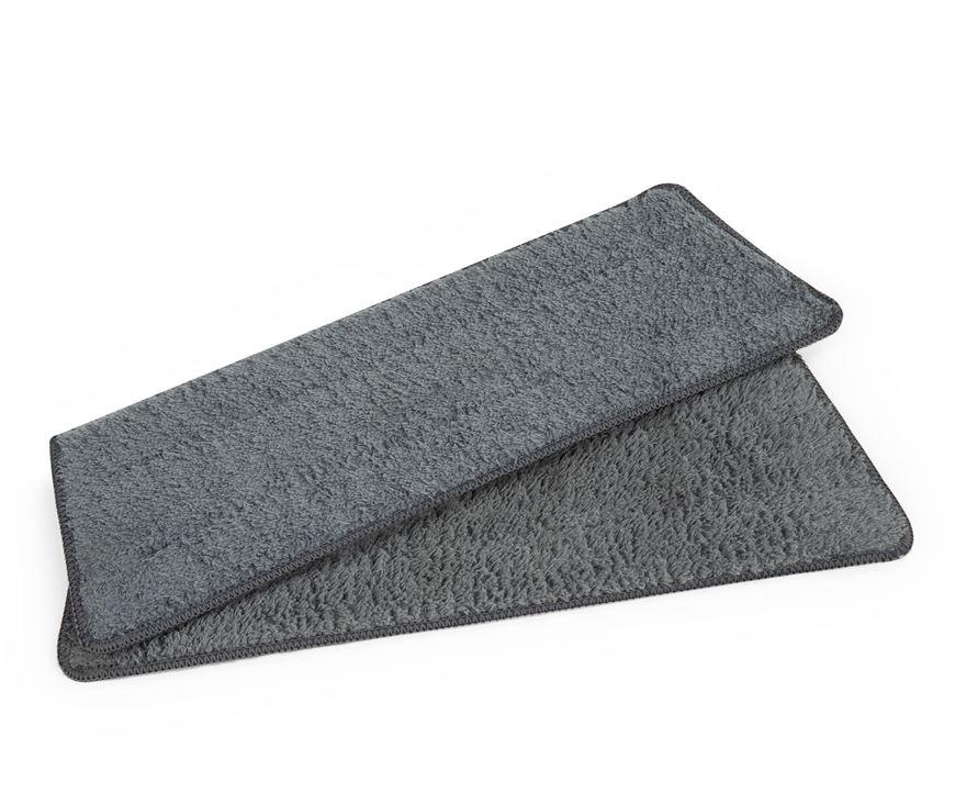 Reinigungstücher, sog. Ersatz-Wischtuch 2er-Set, Art. 15058, Foto siehe Anlage,
- annähernd trapezförmig, in den max. Abmessungen (L x B) von ca. 36 cm x 12 cm,
- aus einem dreilagigen Flächenerzeugnis mit einer Außen- und Innenlage aus (Plüsch-)Gewirken
  aus laut Antrag Polyester (synthetische Chemiefasern) und einer Zwischenlage aus Schaum-
  kunststoff,
- an allen Rändern durch Überwendlichnähte gesäumt (somit konfektioniert),
- laut Antrag zum Anbringen an einem sog. CLEANmaxx Spray-Mopp (nicht Gegenstand der vZTA)
  bestimmt,
- stellt sich als separates Reinigungstuch (ohne Wischkopf-Rahmen oder eine andere Basis)
  dar, somit keine Ware der Position 9603,
- insbesondere im Hinblick auf den Umfang bestimmen die Gewirke aus Spinnstoffen den wesent-
  lichen Charakter der Ware.

"Andere konfektionierte Waren (Reinigungstücher) aus Spinnstoffen, aus Gewirken"