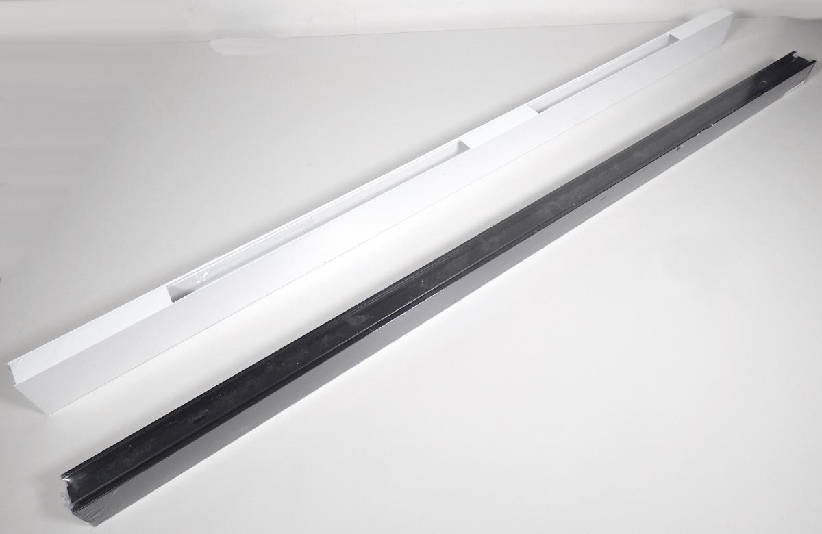 Sog. Montageschienen für Leuchten,
im Wesentlichen bestehend aus jeweils einem spezifisch geformten, beschichteten Aluminiumprofil,
- LaVilla 48 Track, Art.Nr. LVTR100W, mit den Abmaßen 1 m Länge, 26 mm Breite und 52 mm Höhe,
  mit integrierter elektrischer Durchverdrahtung (2 x 2 Leiter) in isoliertem Träger und einer
  magnetisierbaren Metallstreifeneinlage,
- 3-Phasen-Schiene, Art.Nr. 3TR100B, mit den Abmaße 1m Länge, 35 mm Breite und 35 mm Höhe,
  mit integrierter elektrischer Durchverdrahtung (2 x 2 Leiter) in isoliertem Träger,
- zur unmittelbaren Energieübertragung und Befestigung für elektrische Leuchten
  (nicht Gegenstand der vZTA-Entscheidung),
- für eine Spannung von weniger als 1000 V,
- für den Einzelverkauf aufgemacht mit Transportsicherung, Montagematerial und -anleitung.
Die Montageschienen dienen zum Herstellen von elektrischen Verbindungen für elektrische Leuchten an beliebigen Schienenpositionen.
Die Ware ist als "elektrisches Gerät zum Verbinden von elektrischen Stromkreisen, für eine Spannung von 1000 V oder weniger, anderes Gerät, vorgefertigte Schienenverteilung für elektrische Leitungen" einzureihen.

Anlage: 1 Abbildung